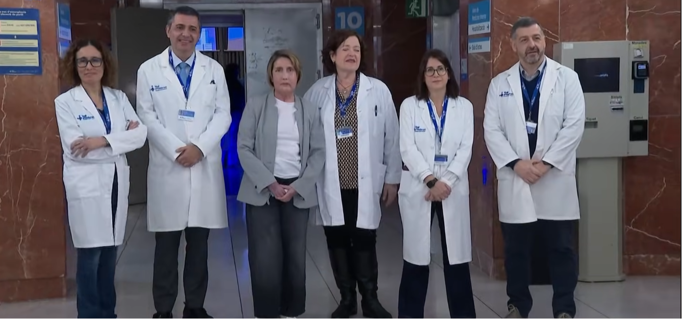 Carme junto al equipo médico del Hospital Vall d'Hebron en Barcelona. | Fuente: YouTube/LibertadDigital