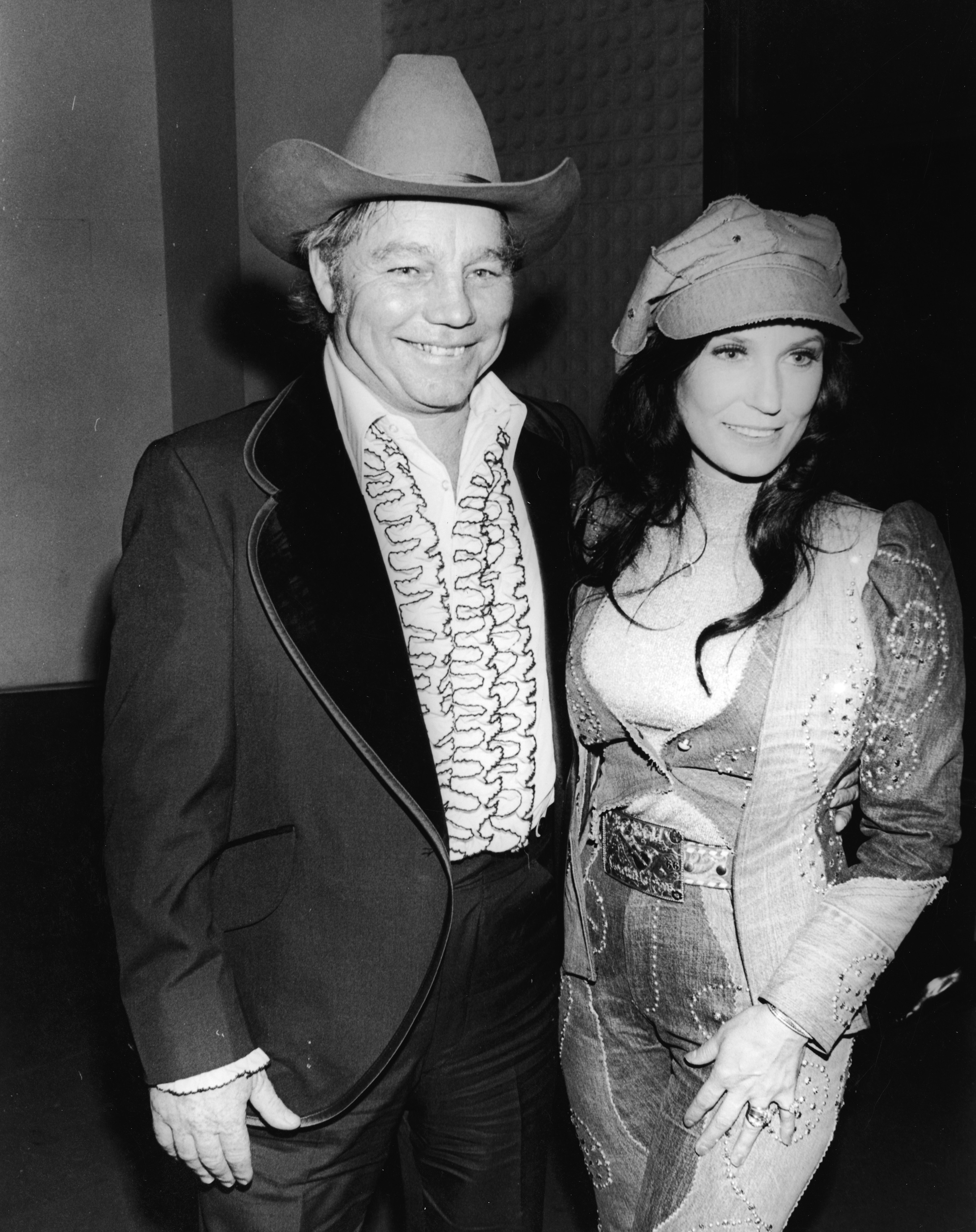 Loretta Lynn y su marido Oliver "Mooney" Lynn, en los Country & Western Music Awards, Hollywood, California, 27 de febrero de 1975 | Fuente: Getty Images