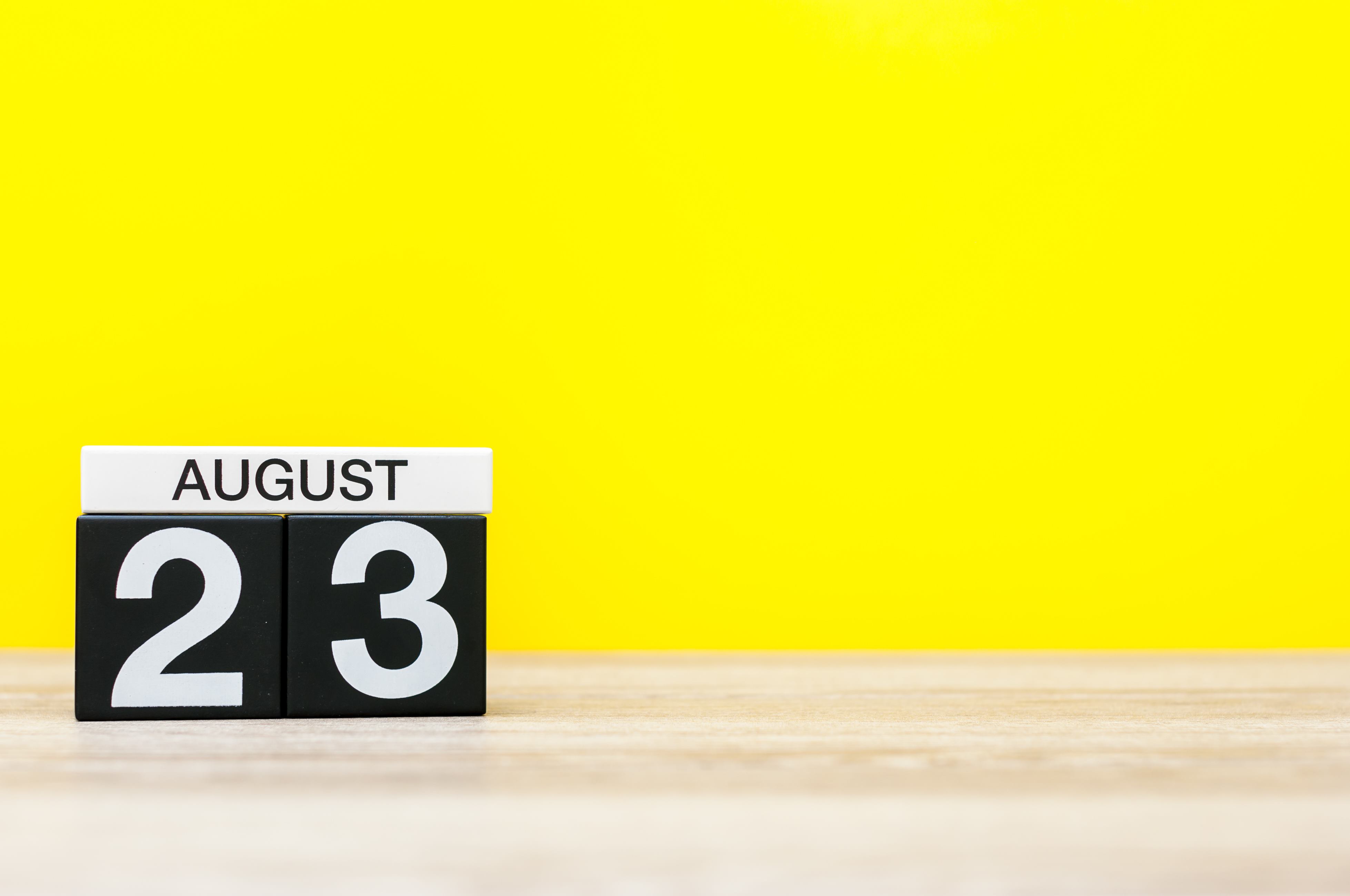23 de agosto marcado en el calendario sobre fondo amarillo. | Fuente: Shutterstock