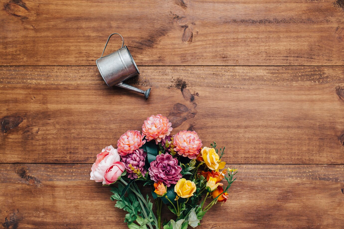 Un ramo de flores sobre una mesa | Fuente: Freepik