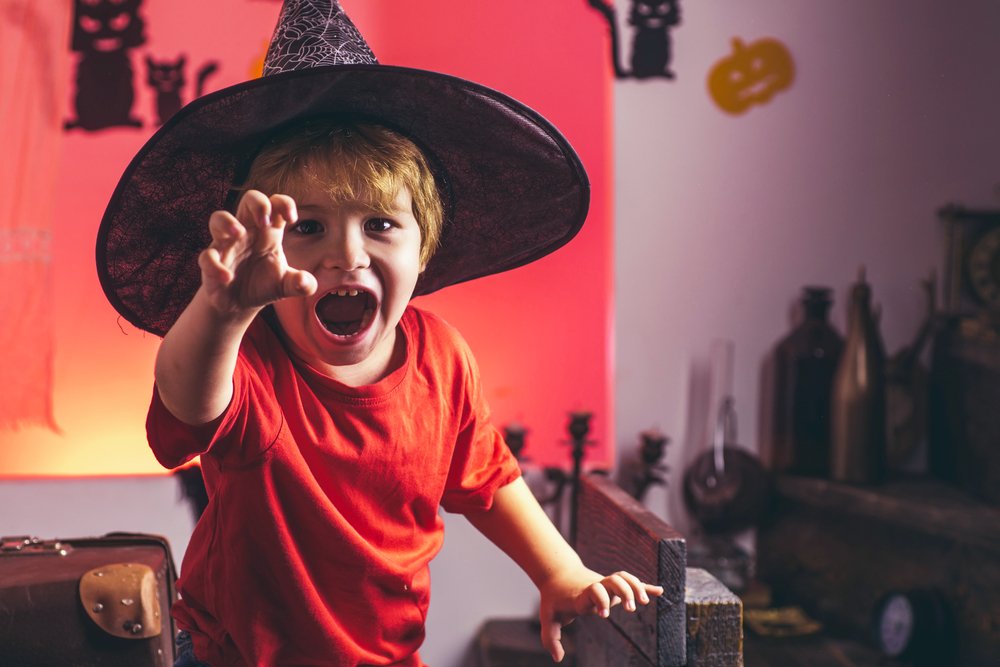 Niño usando un sombrero de mago en Halloween. | Foto: Shutterstock