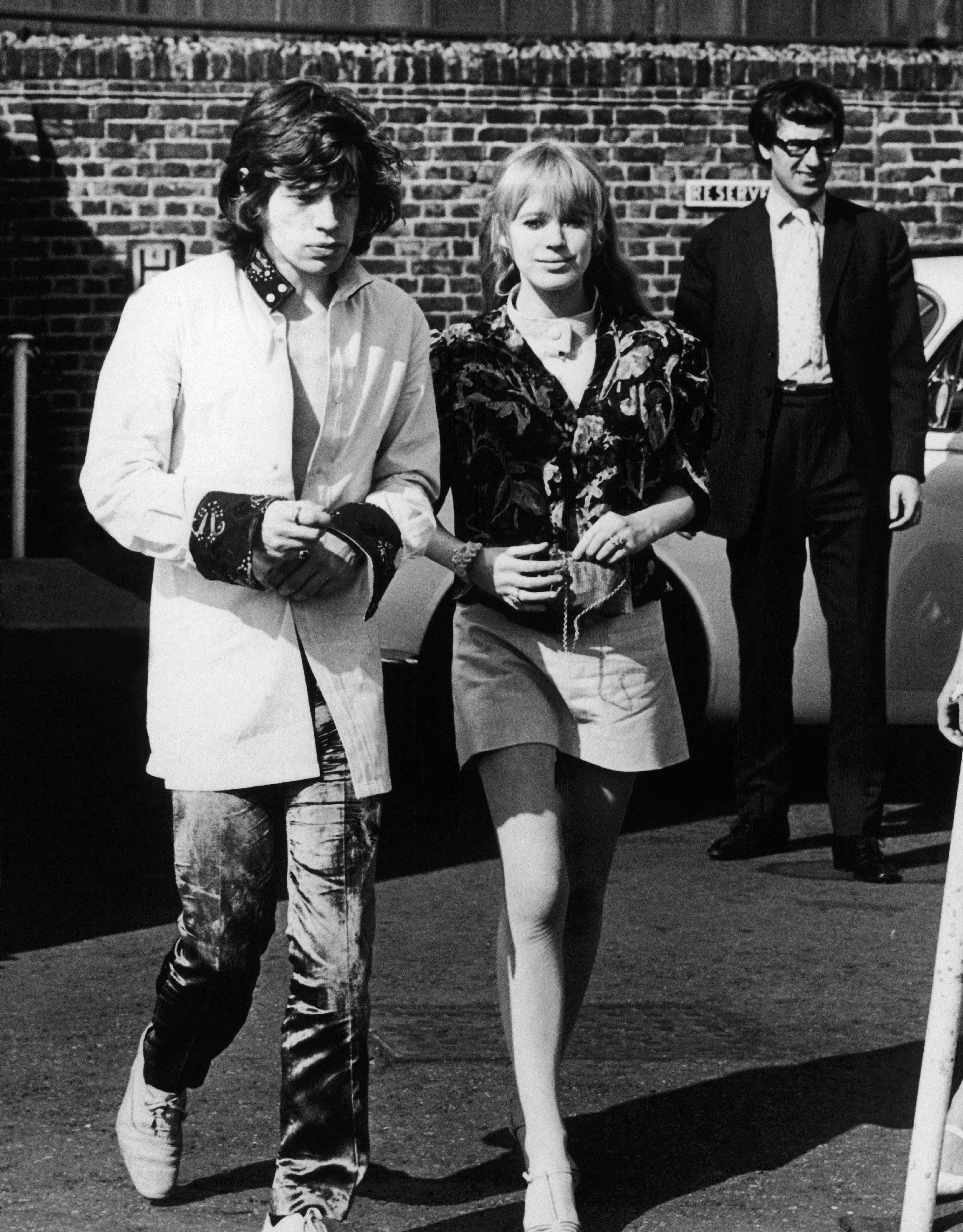 Mick Jagger y Marianne Faithfull en el aeropuerto de Battersea el 31 de julio de 1967, en Inglaterra. | Fuente: Getty Images