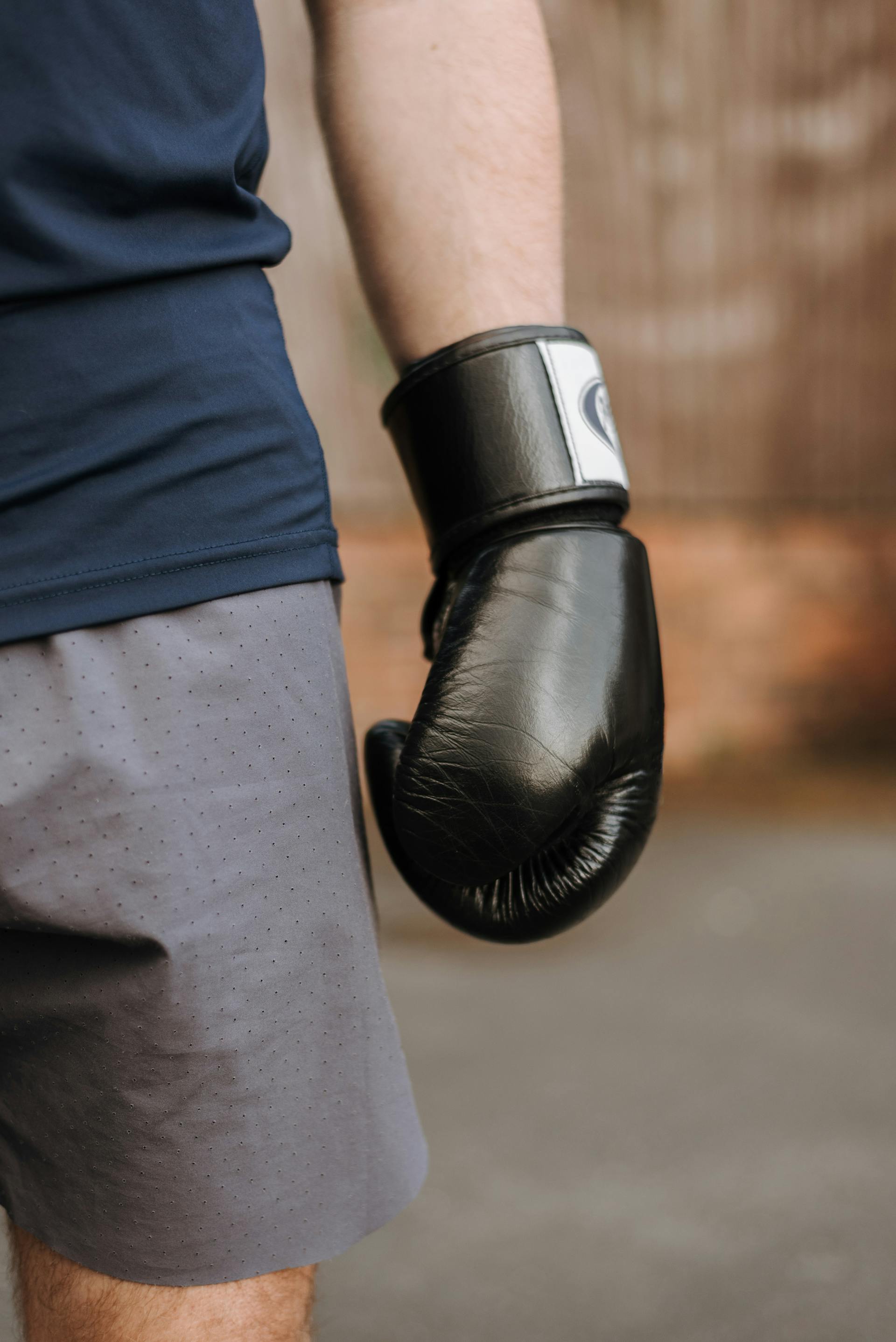 Un hombre con un guante de boxeo | Fuente: Pexels