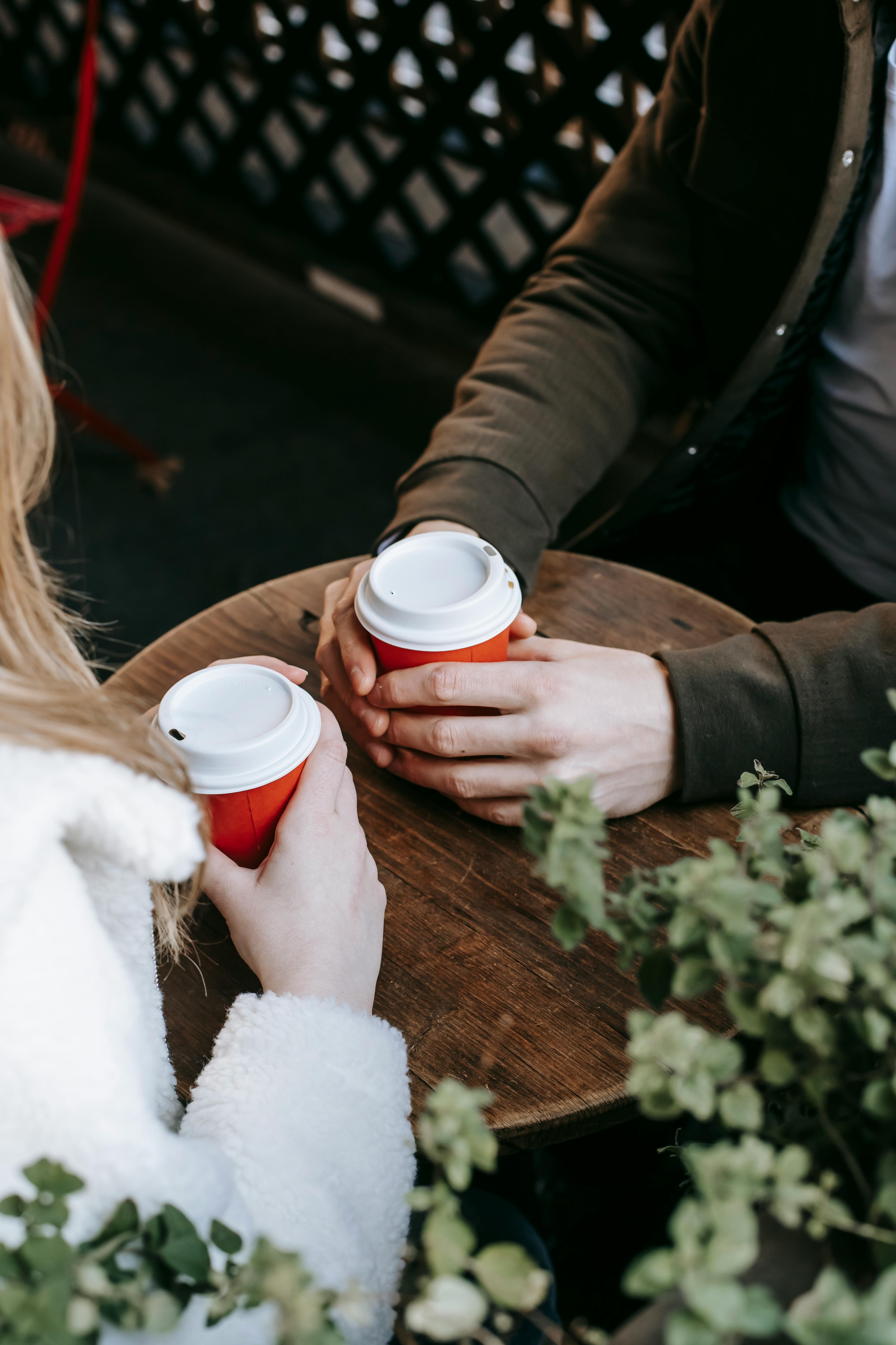 Una pareja en una cafetería | Fuente: Pexels