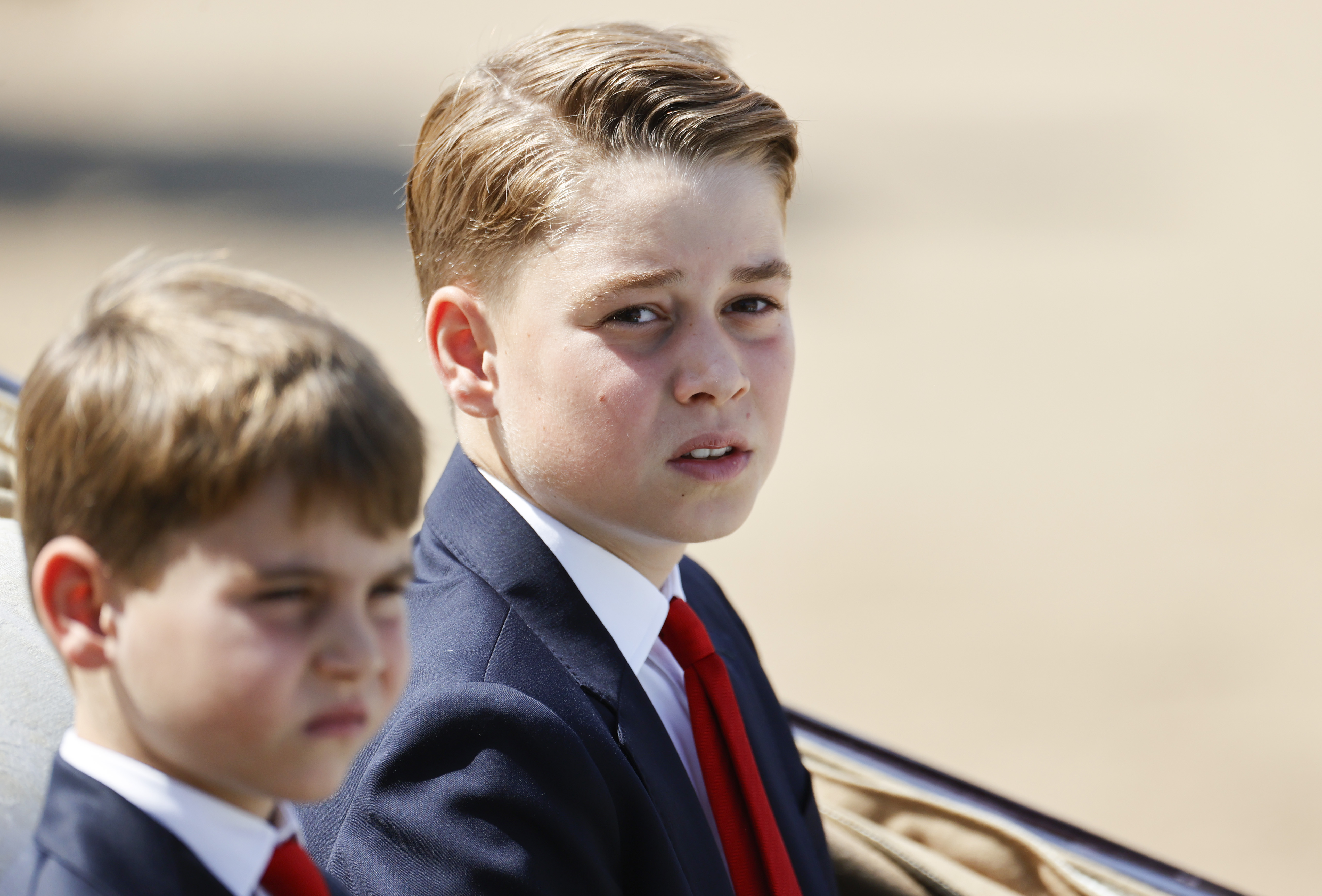 A los 11 años, George asistió al "Trooping the Colour" el 14 de junio, vestido con un traje oscuro y una corbata roja. A solo unas semanas de cumplir 12 años, la foto muestra lo cerca que estaba de la adolescencia, una etapa que traería consigo otro hito importante: su primer día en Eton en 2026.