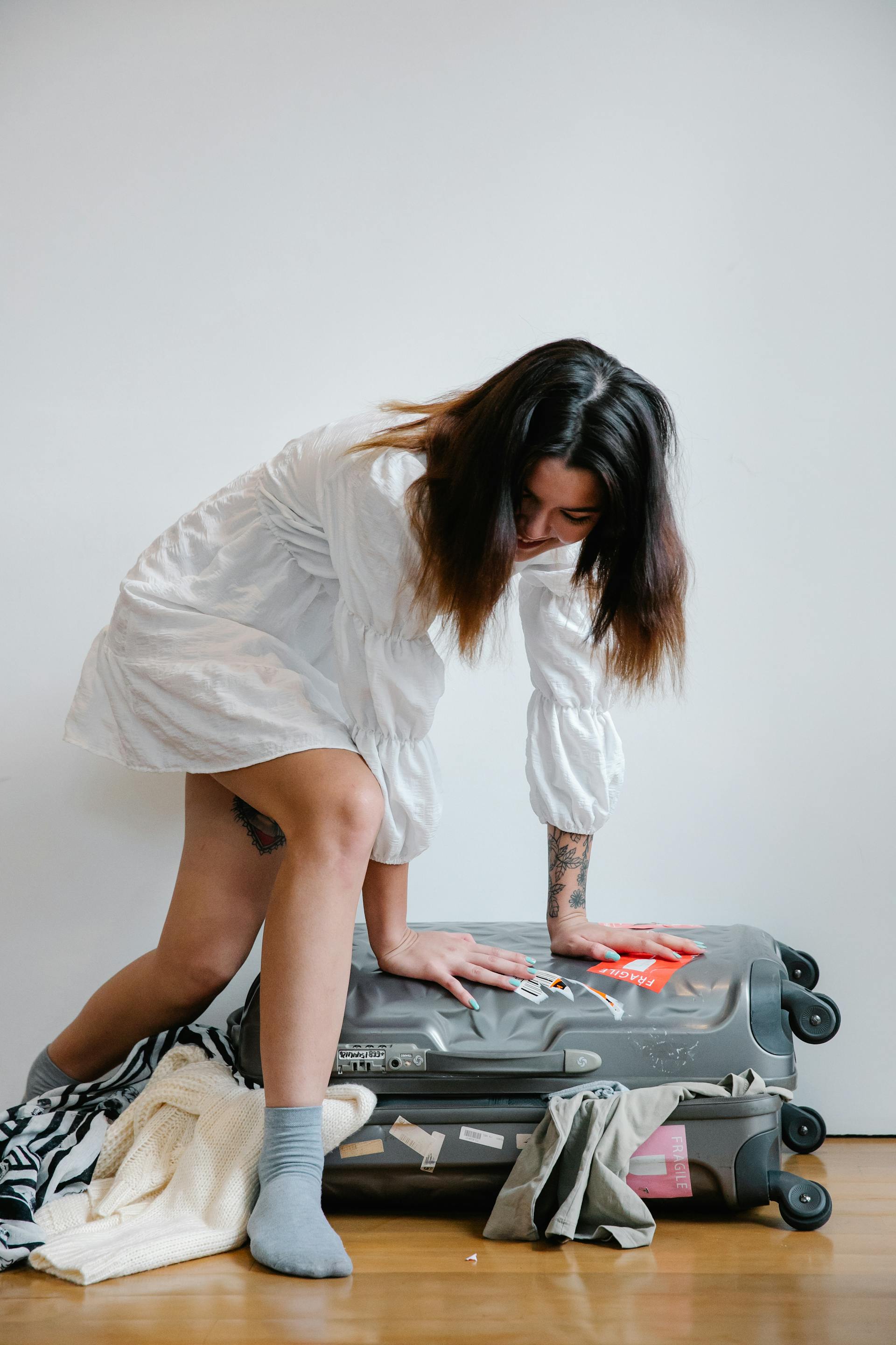 Una mujer haciendo la maleta | Fuente: Pexels