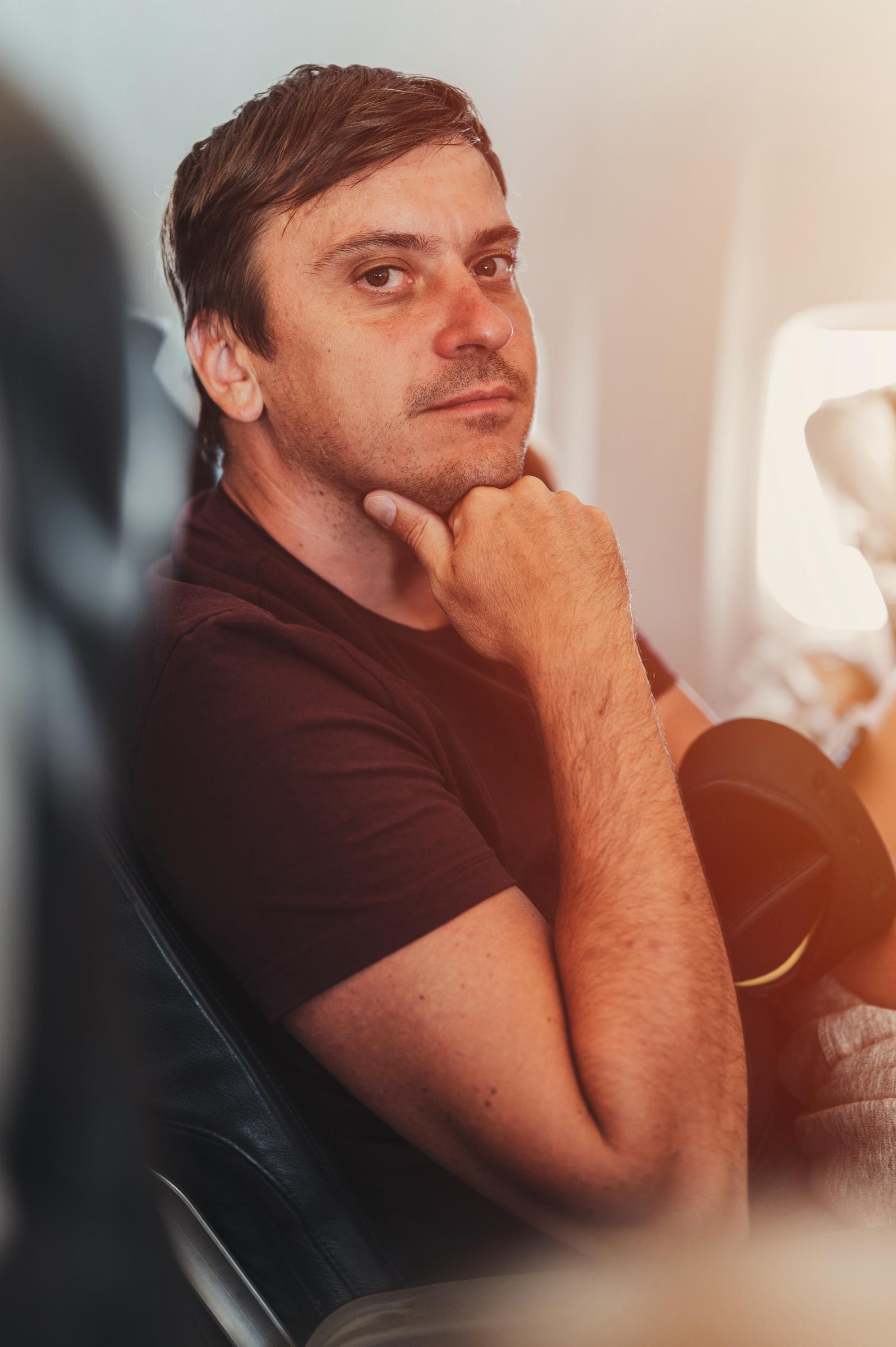 Hombre atento | Fuente: Shutterstock