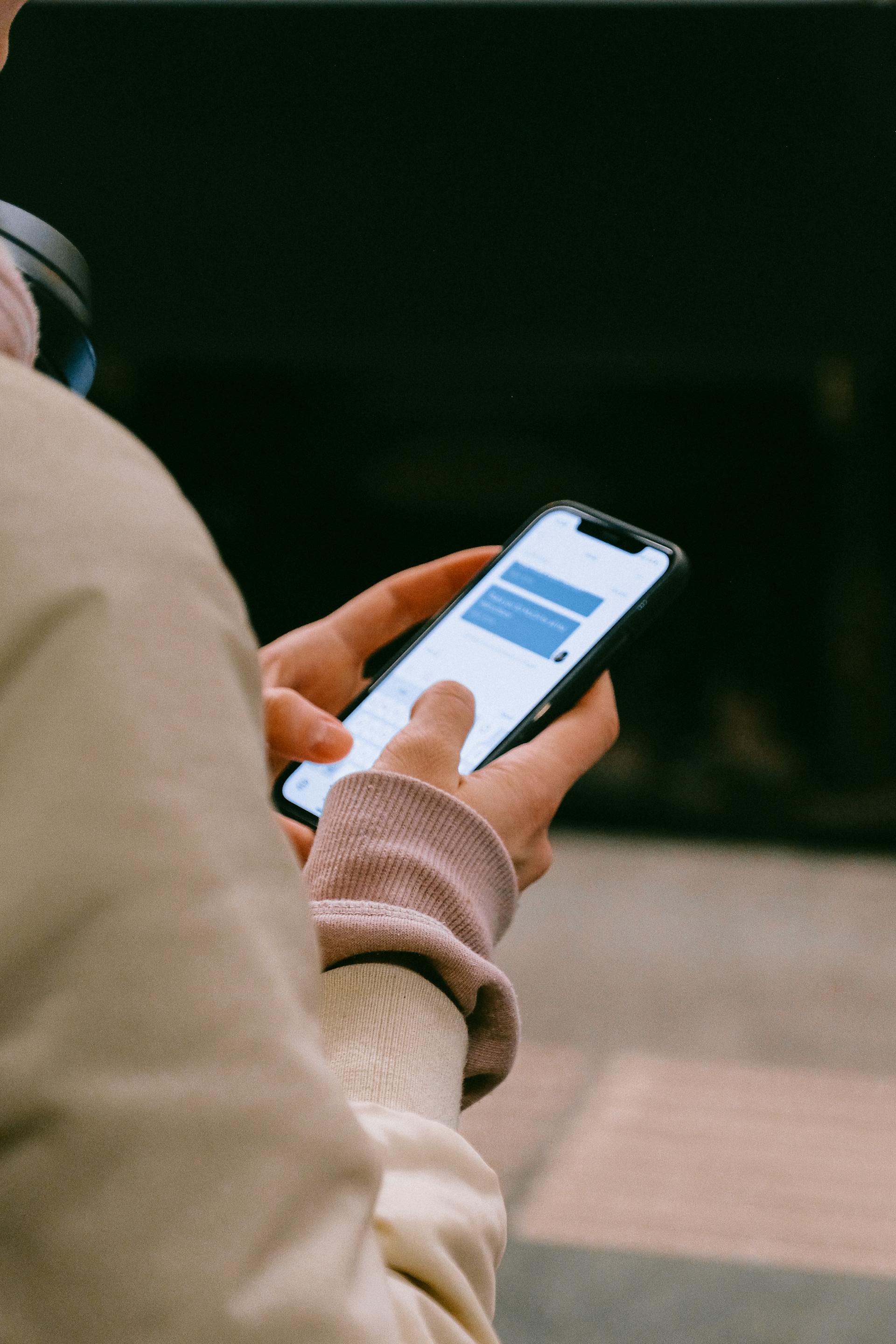 Una persona enviando un mensaje de texto | Fuente: Pexels