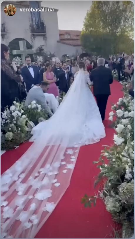 Sofia Castro caminando hacia el altar. | Fuente: Instagram/sofia_96castro