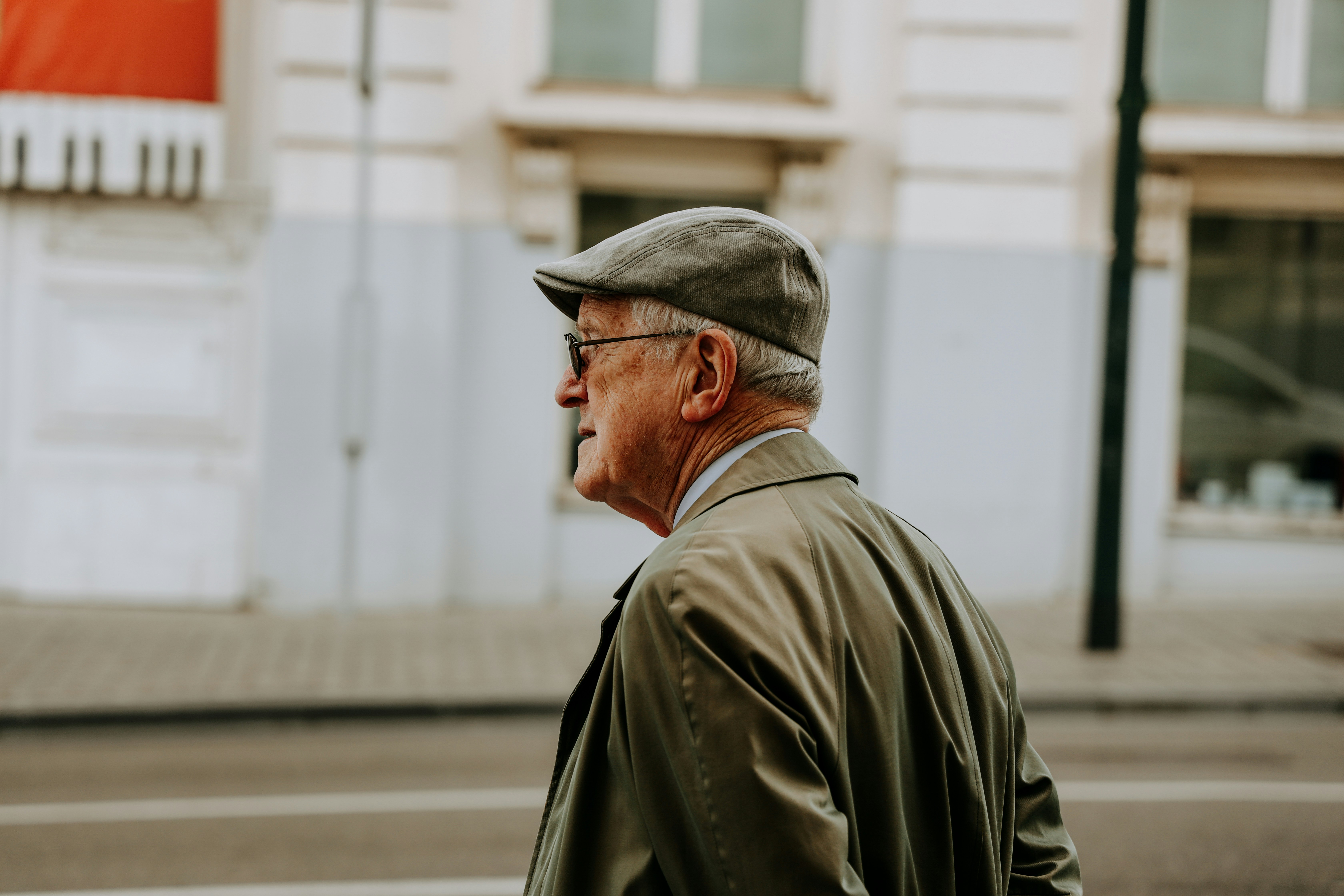 Un anziano che cammina per strada | Fonte: Unsplash