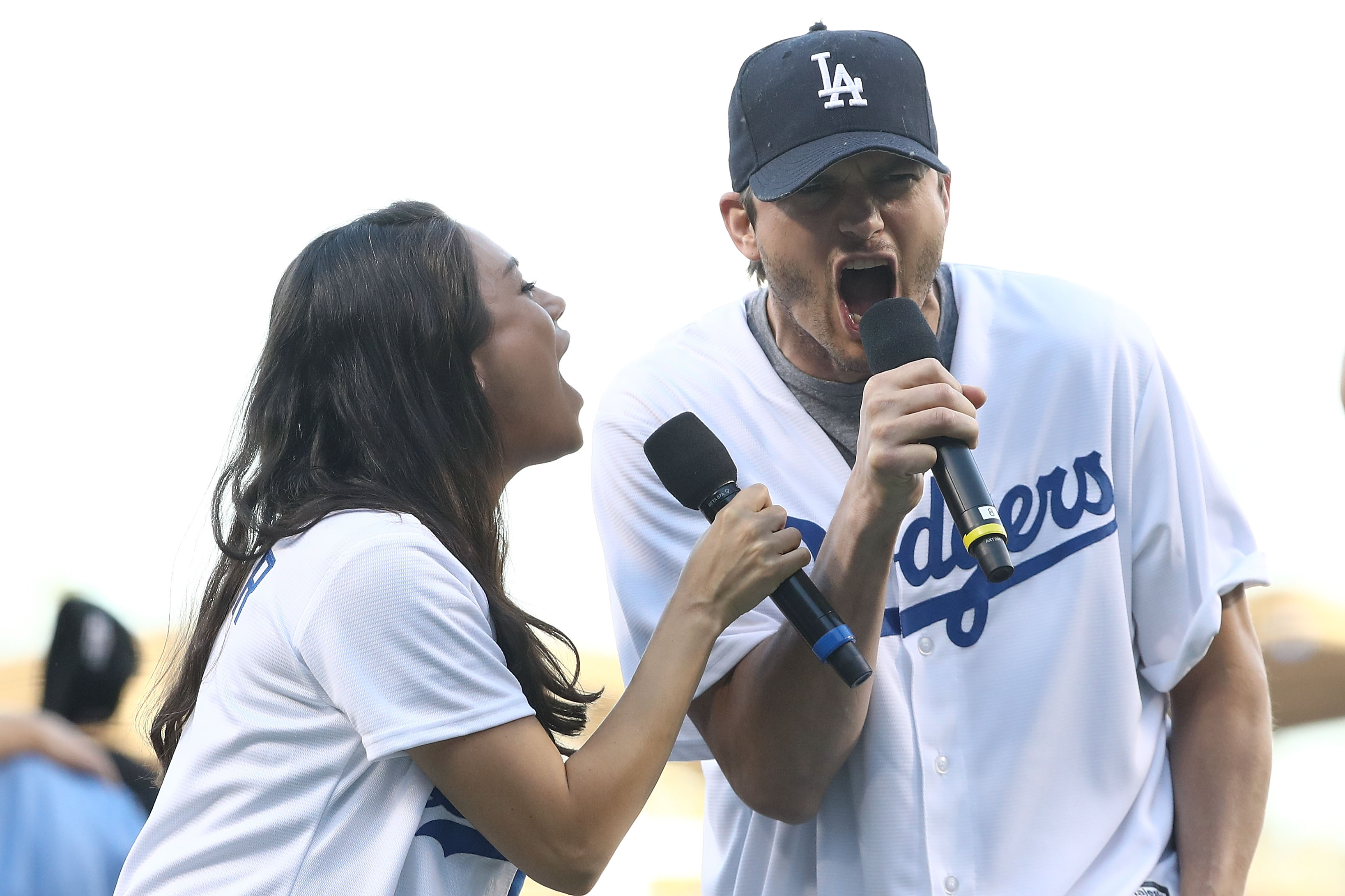 Mila Kunis y Ashton Kutcher anuncian la alineación inicial de Los Angeles Dodgers antes del cuarto partido de la NLCS entre los Chicago Cubs y Los Angeles Dodgers el 19 de octubre de 2016 | Fuente: Getty Images