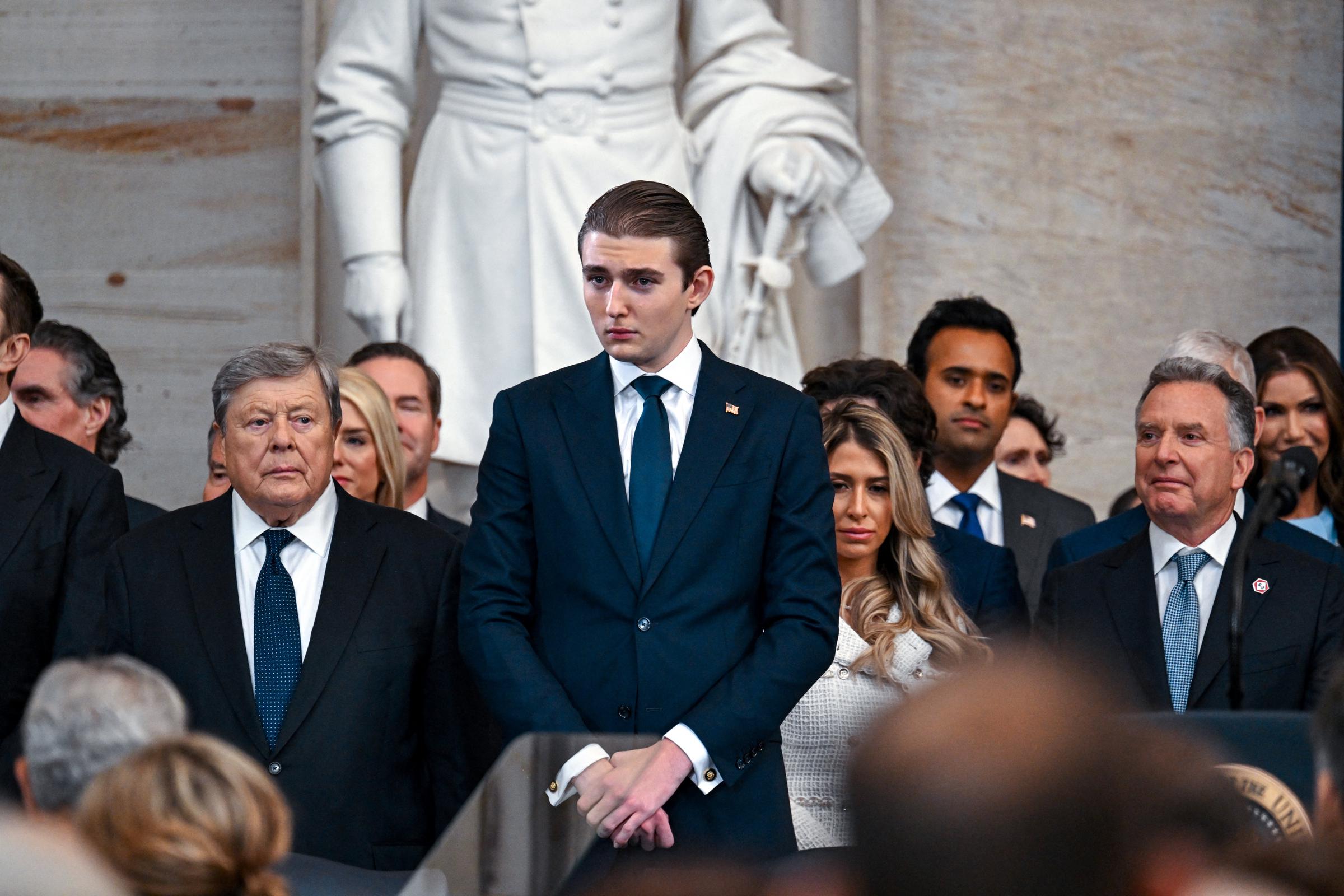 Barron Trump y su abuelo Viktor Knavs llegan a la toma de posesión de Donald Trump como 47º presidente de Estados Unidos en el interior de la Rotonda del Capitolio de EEUU en Washington, DC, el 20 de enero de 2025 | Fuente: Getty Images