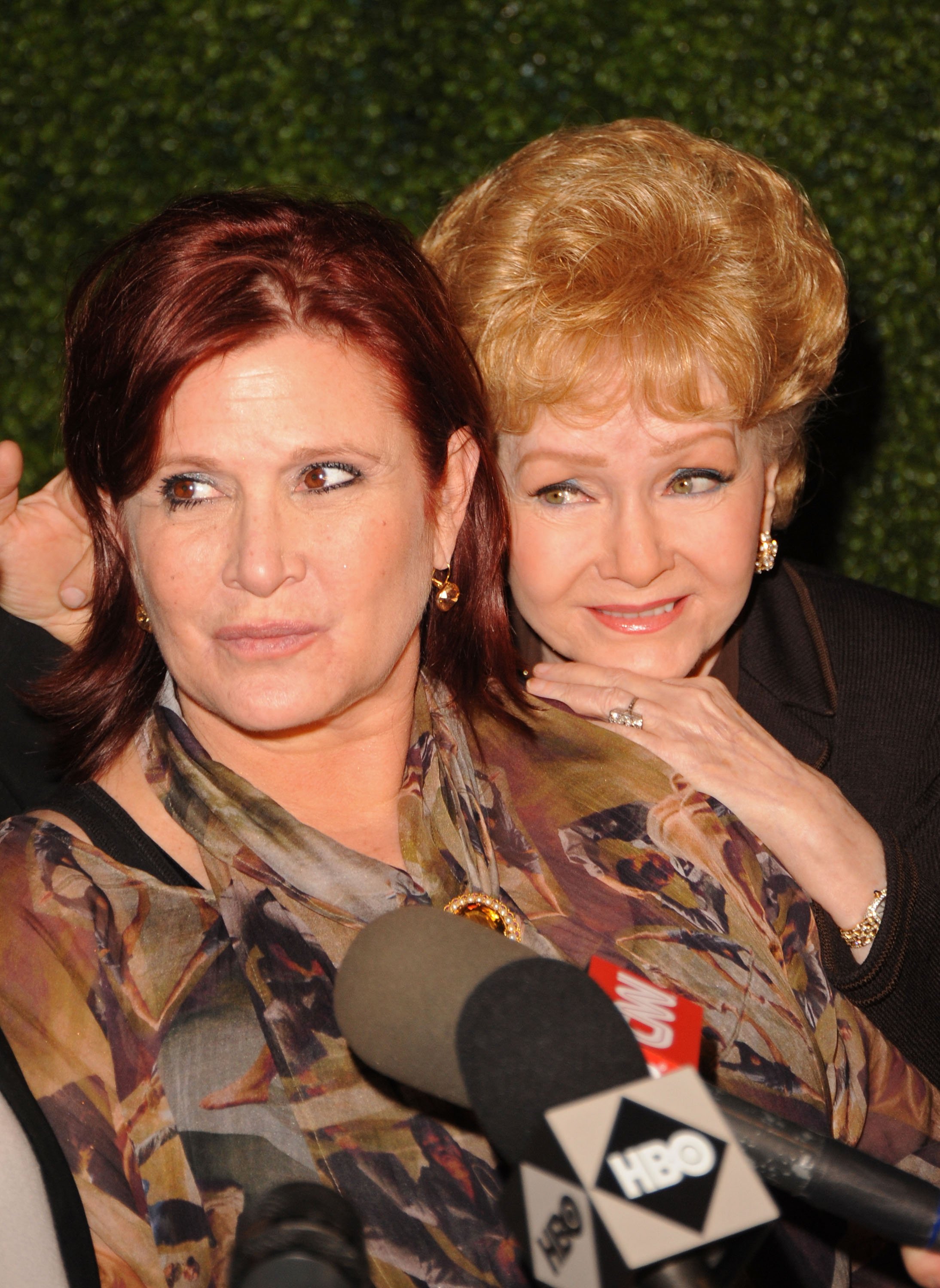 Las actrices Carrie Fisher y Debbie Reynolds llegan al estreno de "Wishful Drinking" de HBO, celebrado en el Teatro Linwood Dunn del Pickford Center for Motion Study el 7 de diciembre de 2010 en Hollywood, California. | Fuente: Getty Images