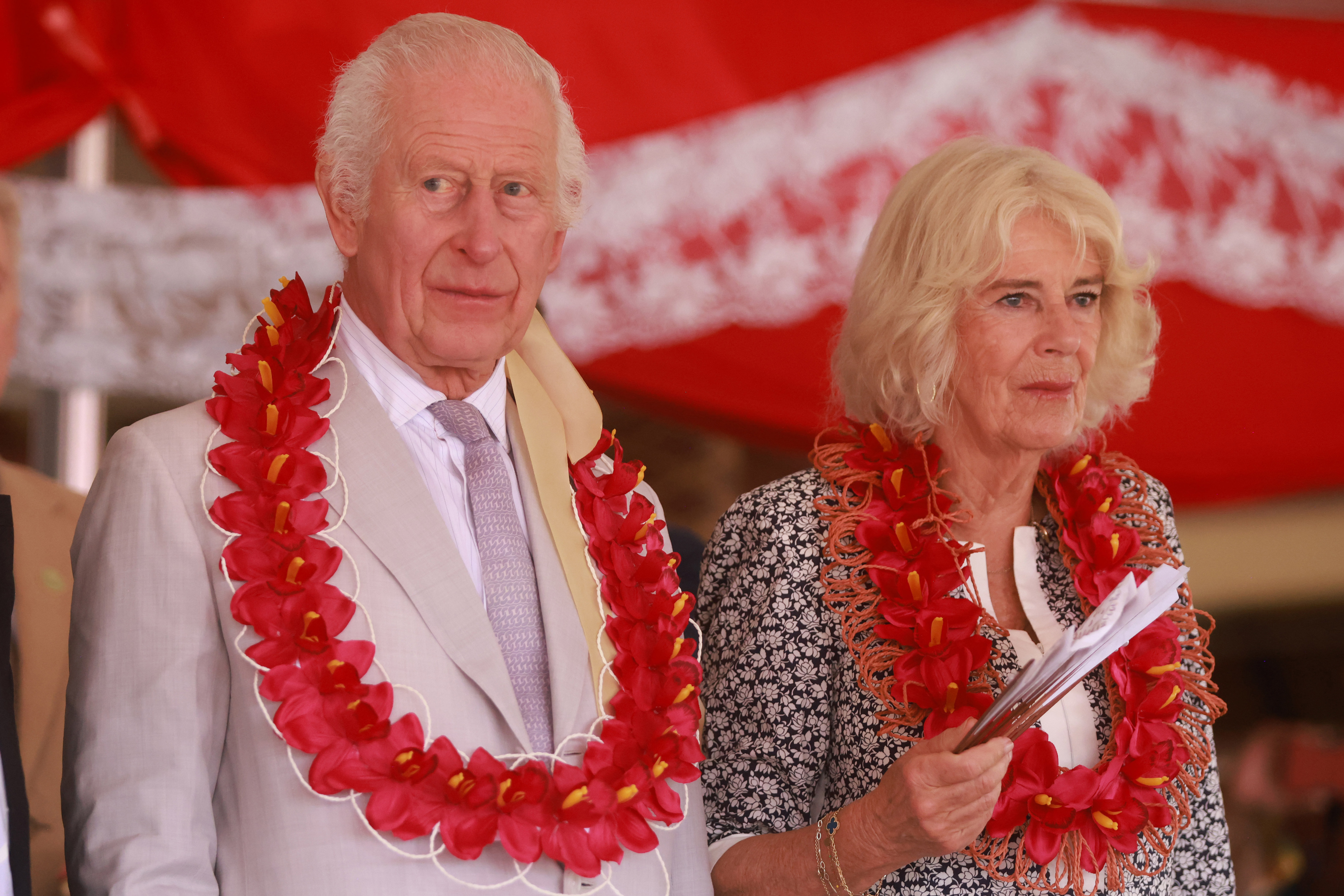 El rey Charles III y la reina Camilla en la ceremonia de despedida durante su gira real a Australia y Samoa en Apia, Samoa, el 26 de octubre de 2024 | Fuente: Getty Images