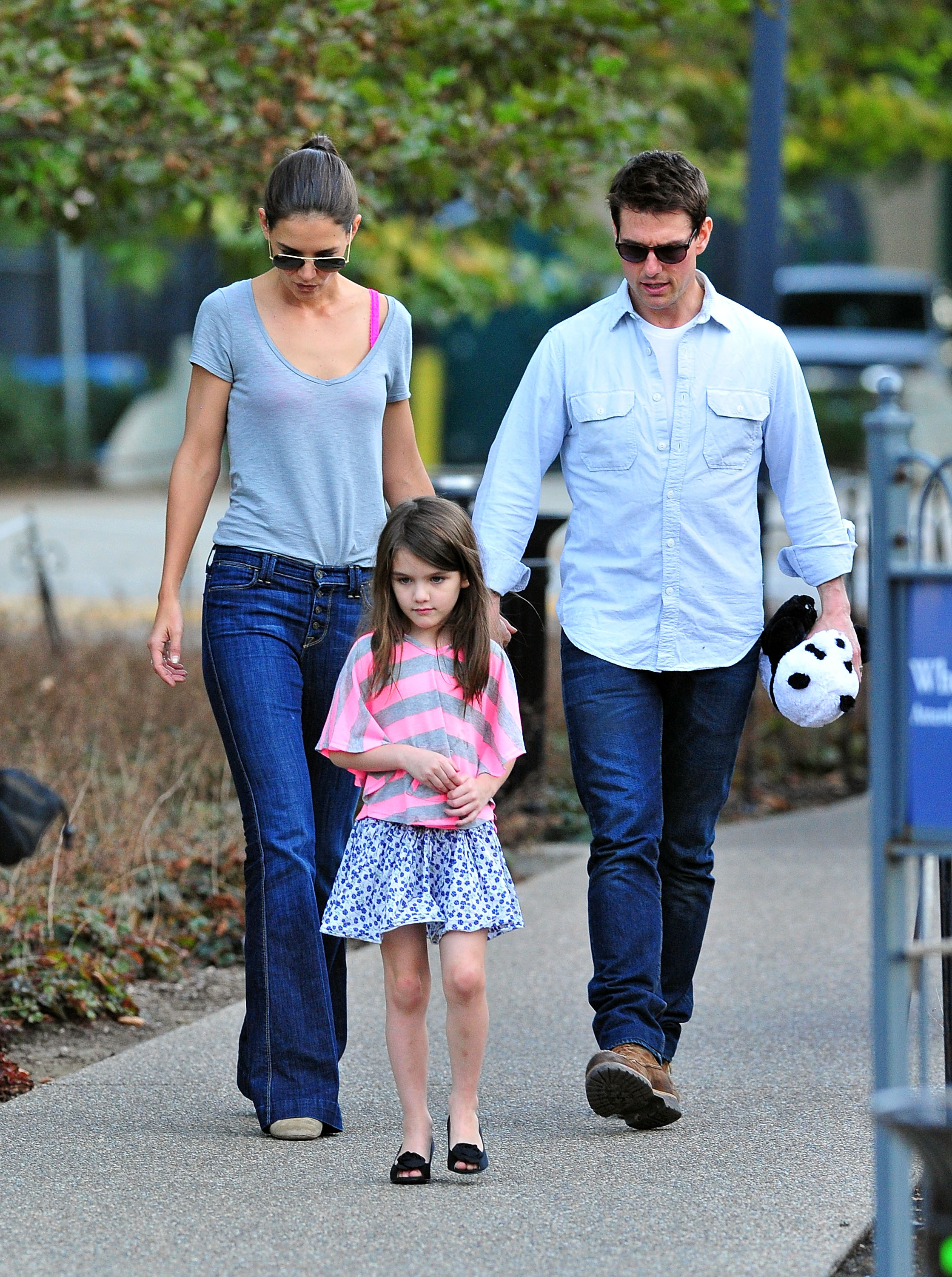 Tom Cruise y Katie Holmes con su hija Suri en Pittsburgh, Pensilvania, en 2011. | Foto: Getty Images