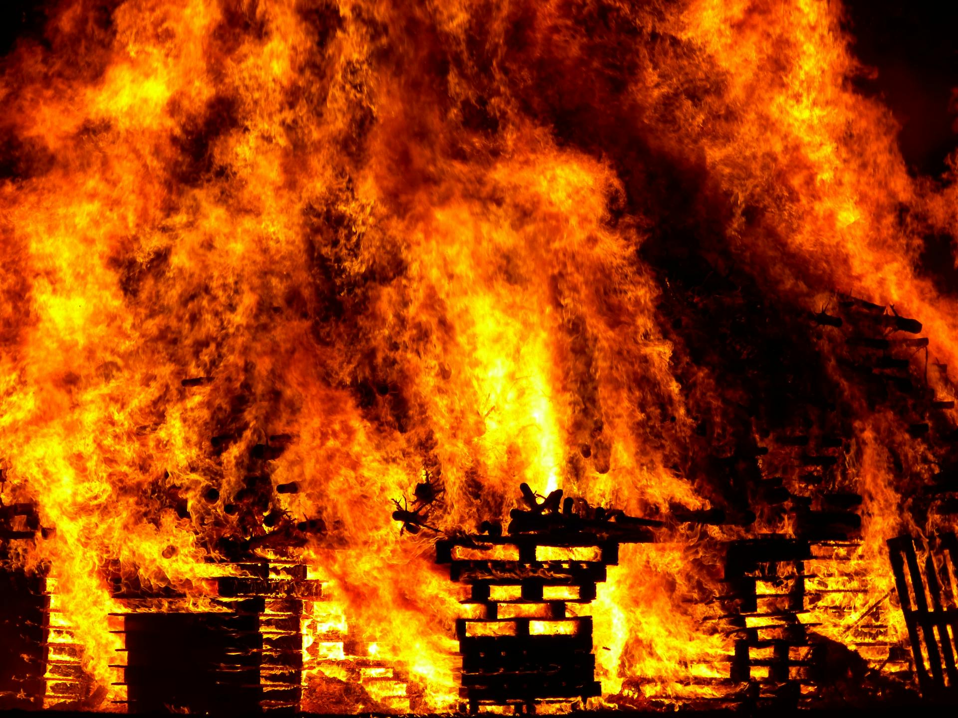 Una llamarada de fuego envolviendo un edificio | Fuente: Pexels