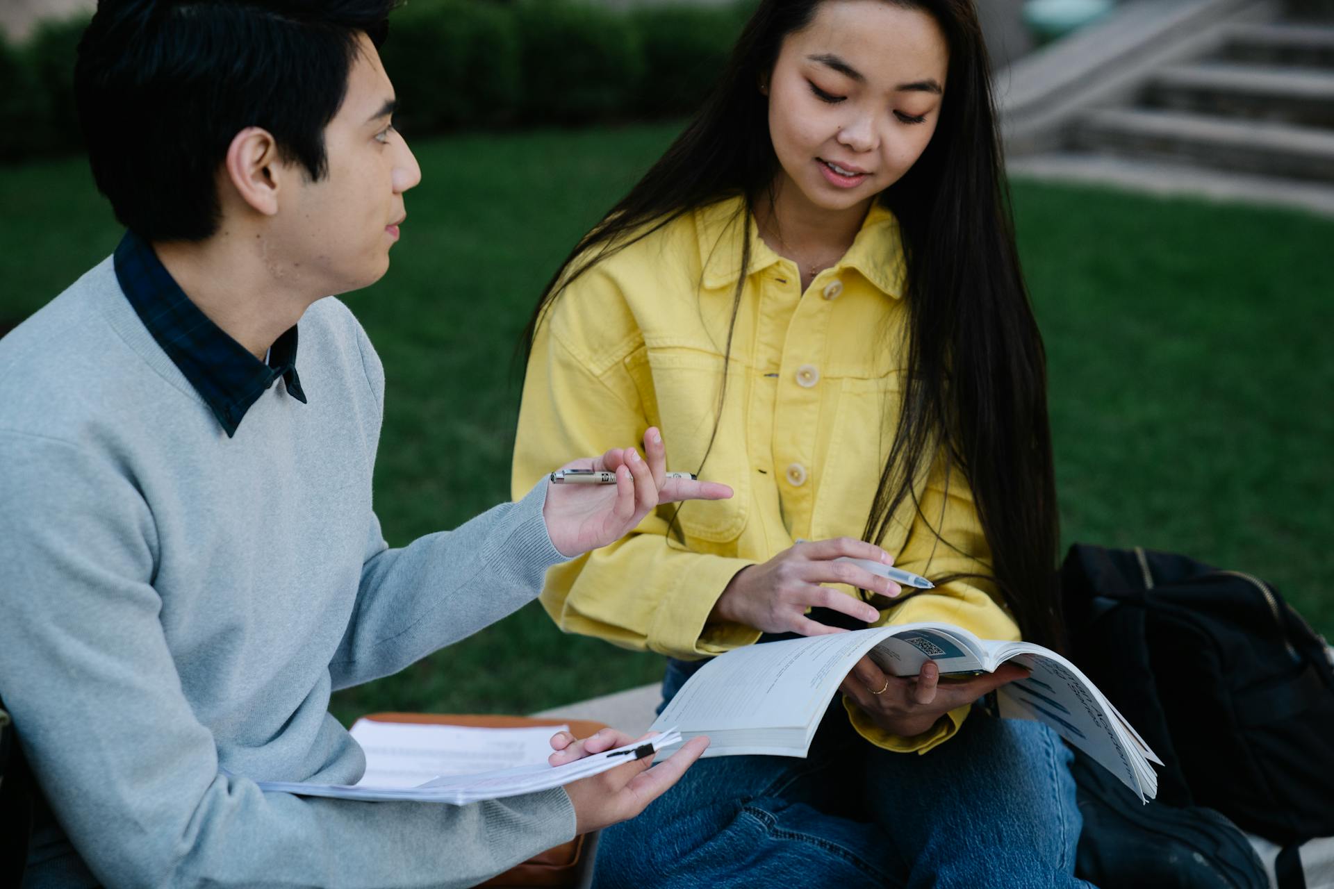 Estudiantes universitarios estudiando | Fuente: Pexels