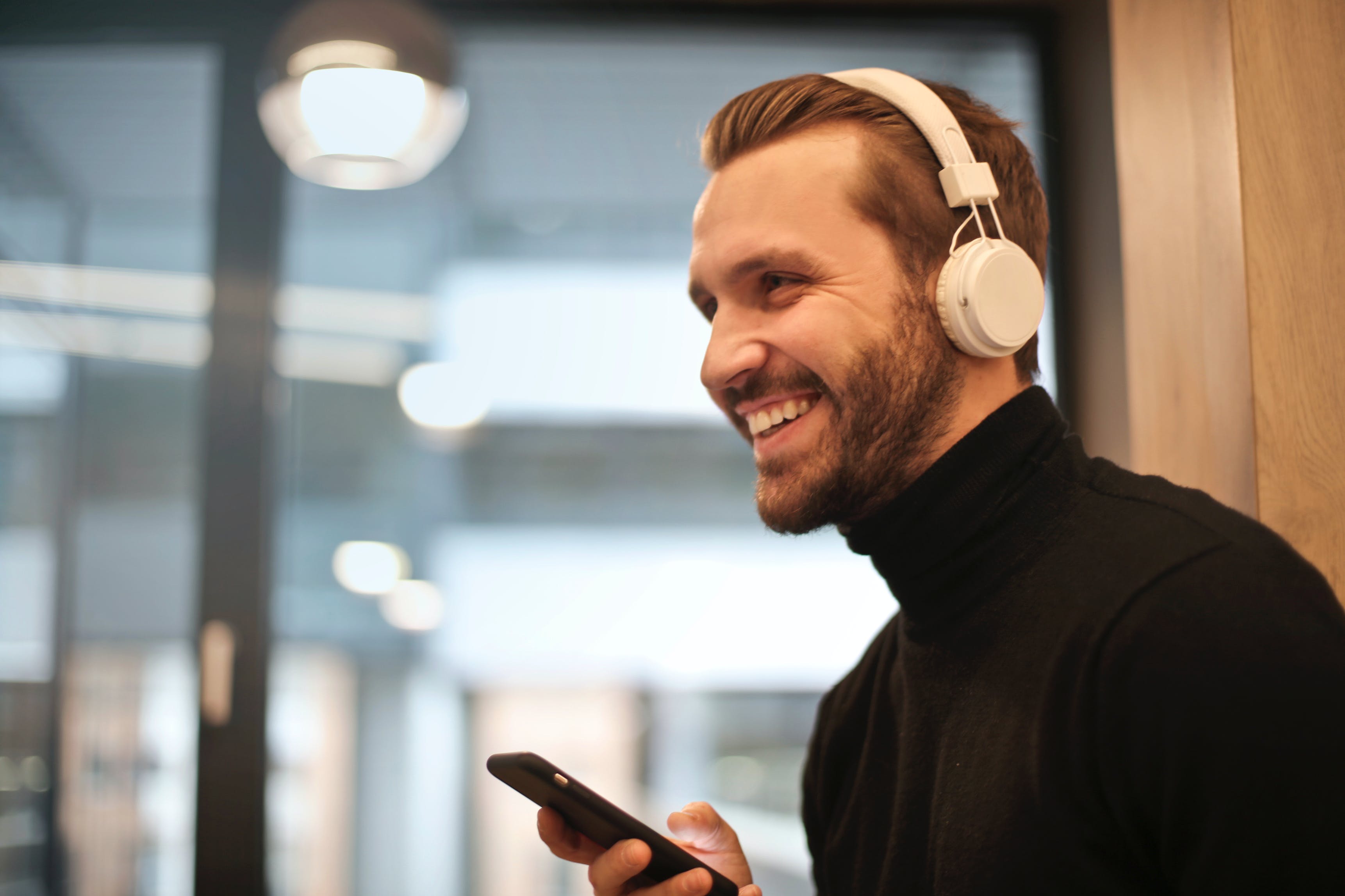 Hombre hablando por teléfono con auriculares | Foto: Pexels