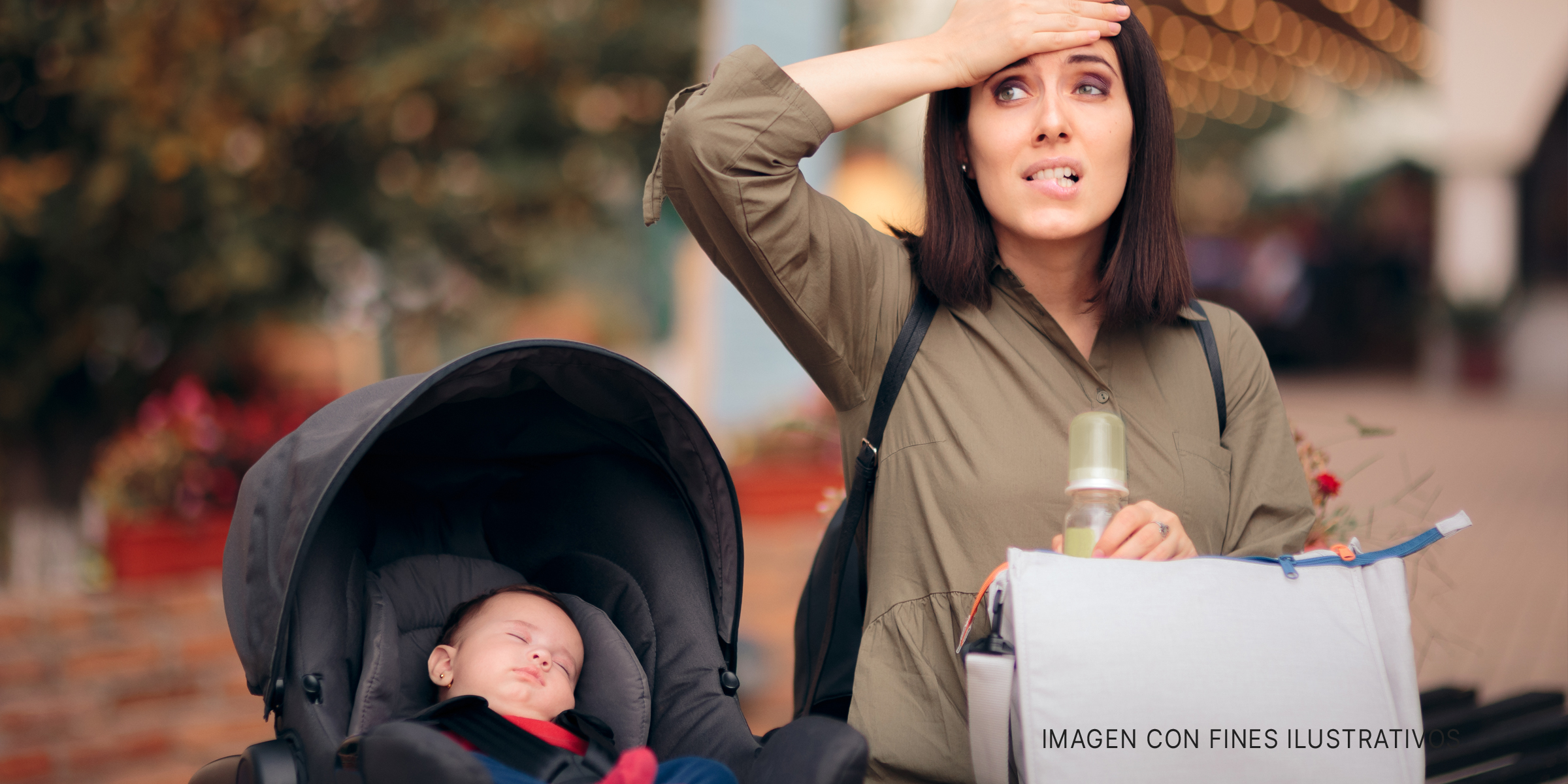 Madre con bebé se toma la cabeza. | Foto: Shutterstock