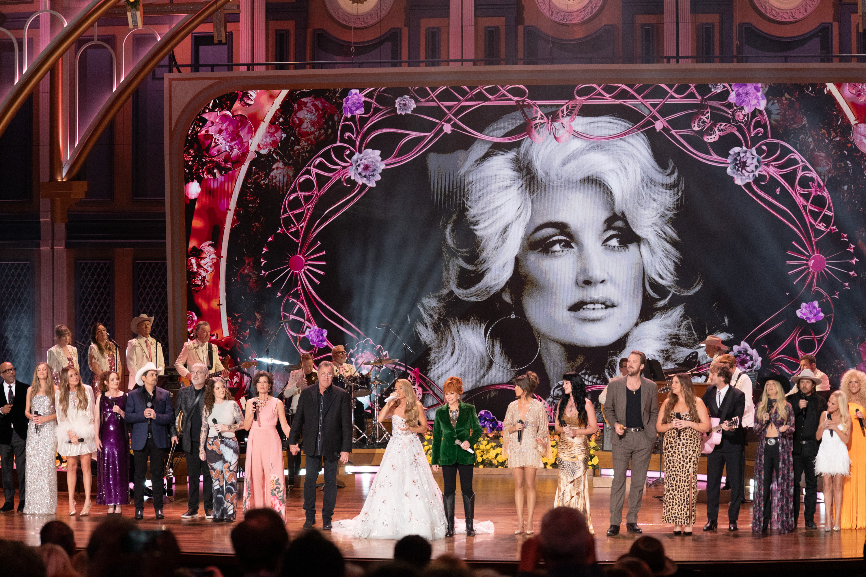 Las alas rosas que se veían detrás de Carrie se crearon mediante proyecciones en el escenario, en lugar de ir cosidas a su traje de actuación. | Fuente: Getty Images