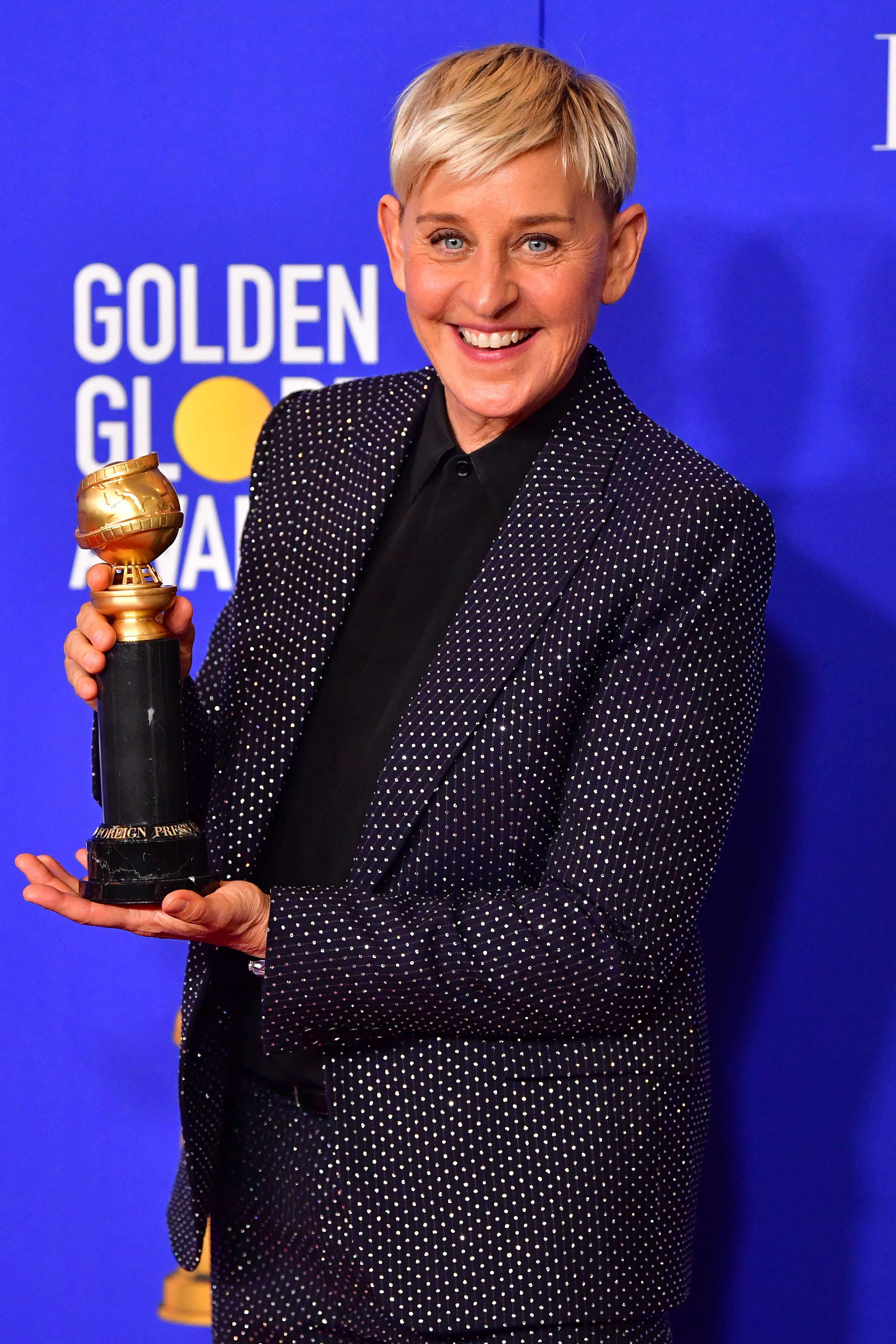 Ellen DeGeneres posa en la sala de prensa con el premio Carol Burnett durante la 77 edición anual de los Globos de Oro en Beverly Hills, California, el 5 de enero de 2020. | Foto: Getty Images