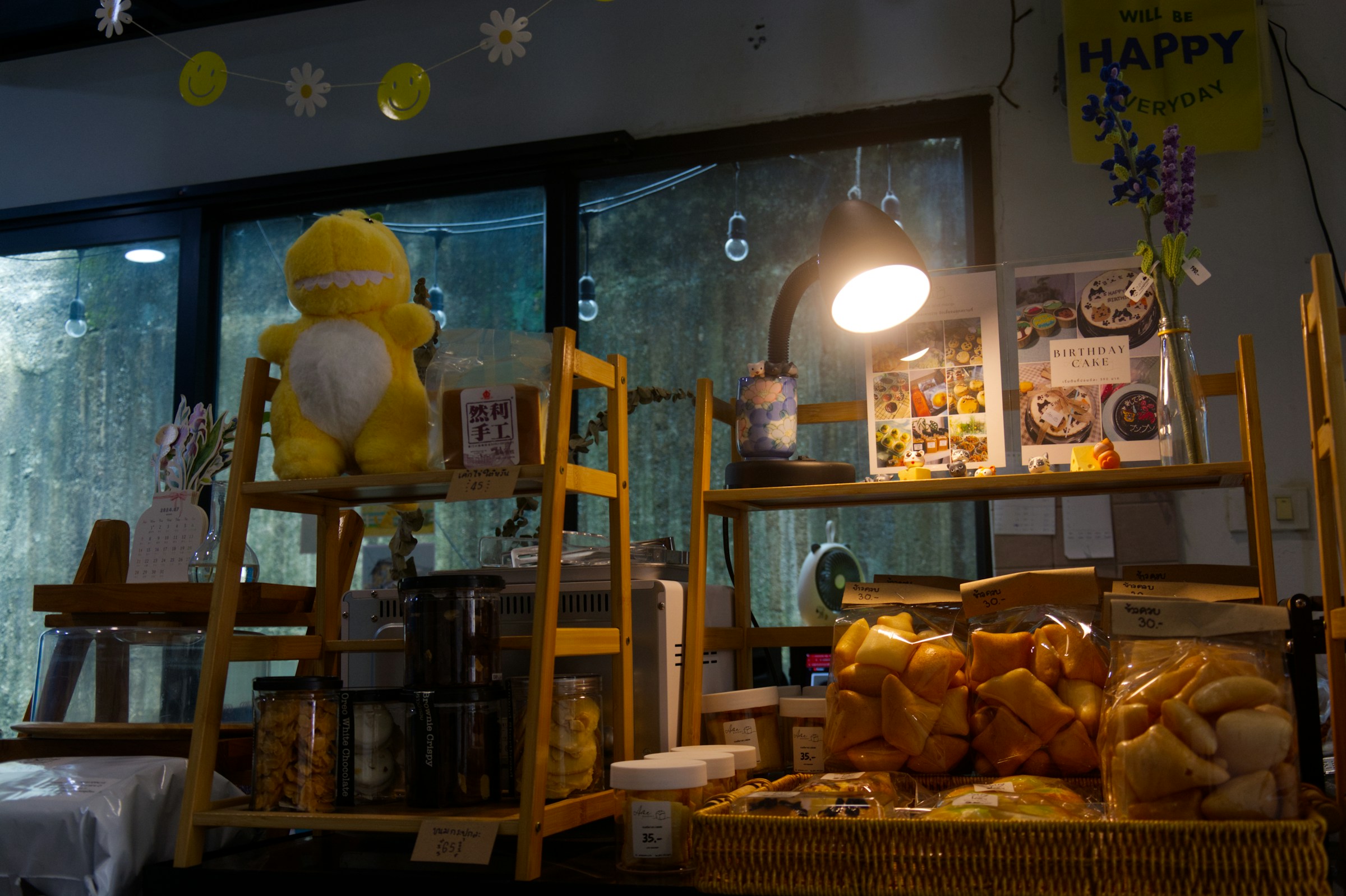 Primer plano del interior de una panadería en una tarde lluviosa | Fuente: Unsplash