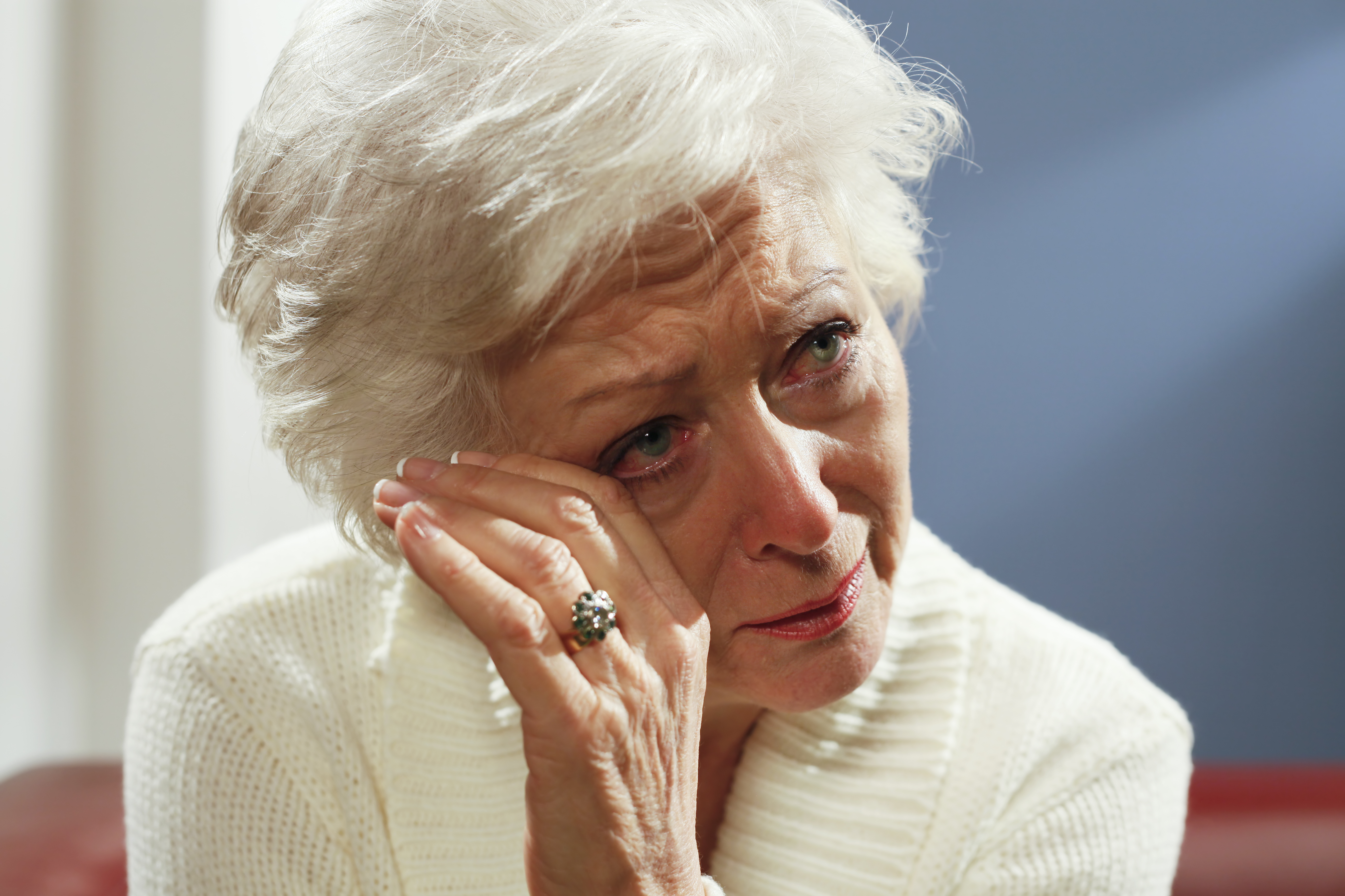 Mujer mayor llorando | Fuente: Getty Images