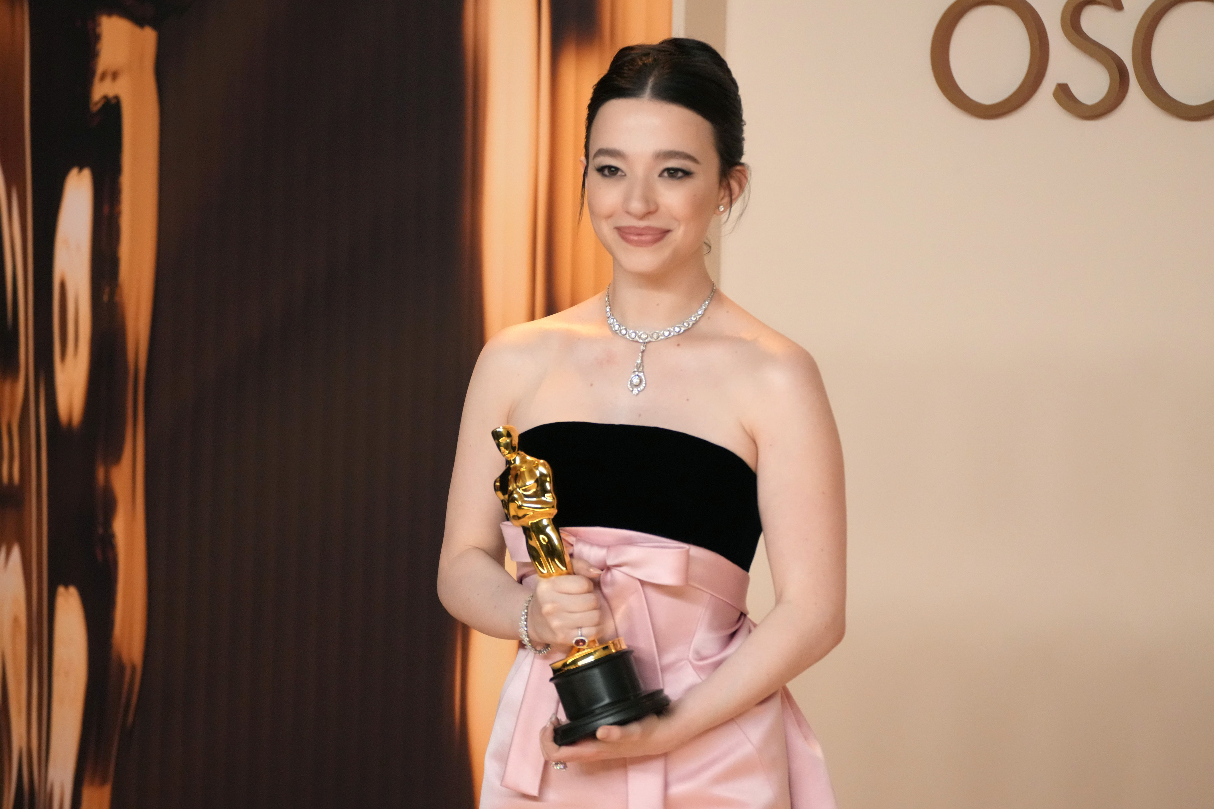 Mikey Madison, ganadora del premio a la mejor actriz protagonista por "Anora", posa en la sala de prensa durante la 97 edición de los Oscar en el Dolby Theatre el 02 de marzo de 2025 en Hollywood, California. | Fuente: Getty Images