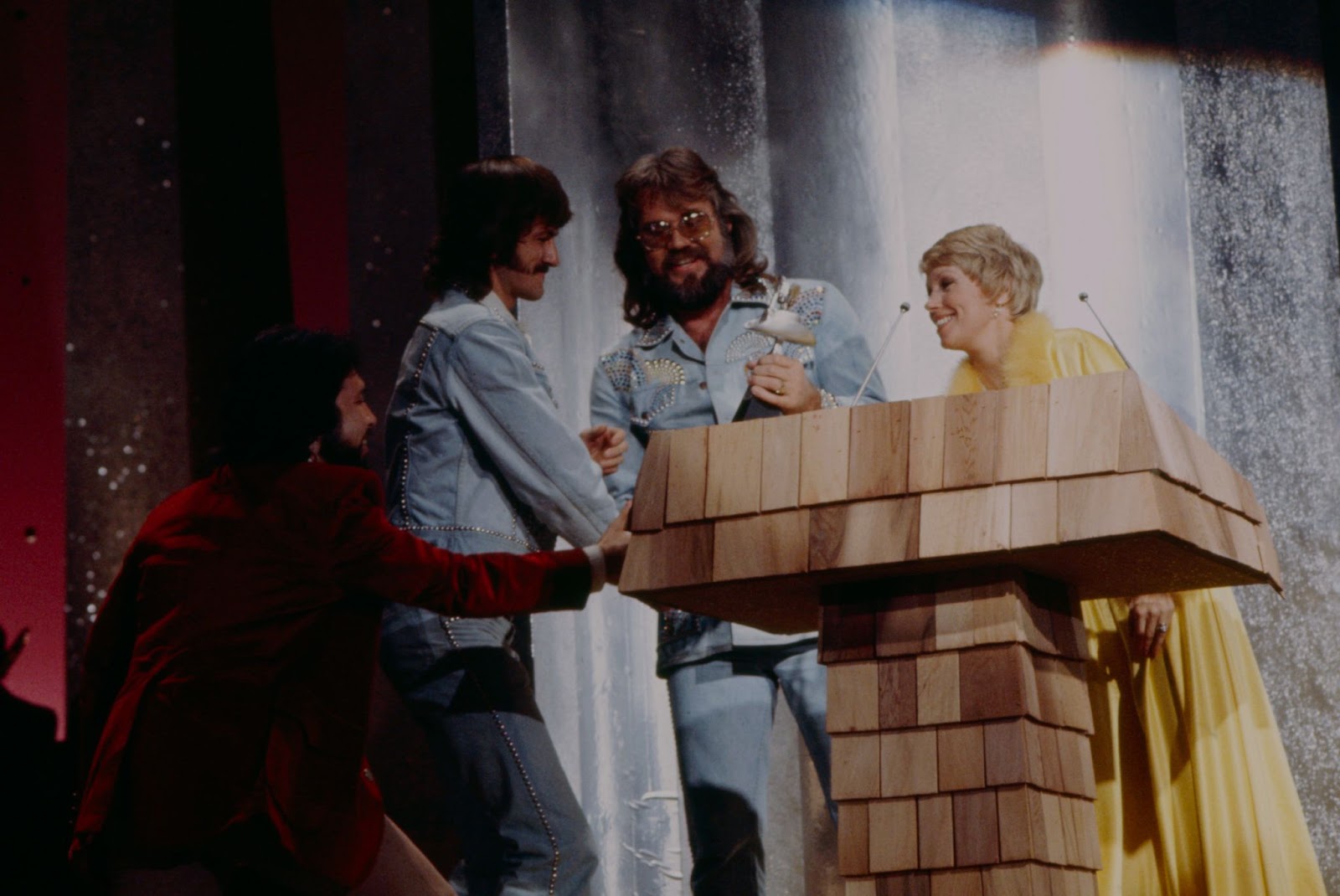 Kenny Rogers y la estrella de "The Mary Tyler Moore Show" alrededor de 1974. | Fuente: Getty Images