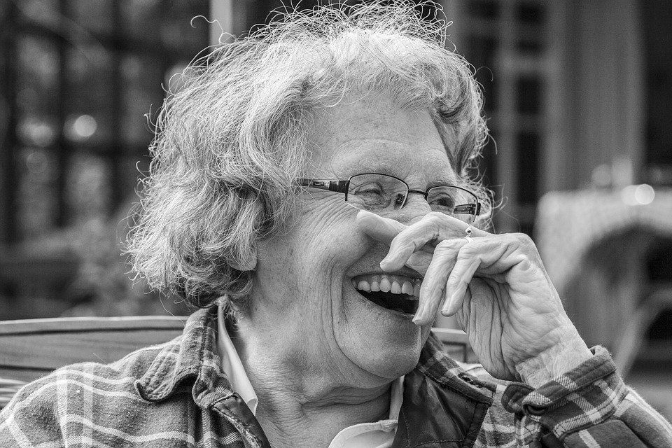 Anciana riéndose. Imagen: Pixabay