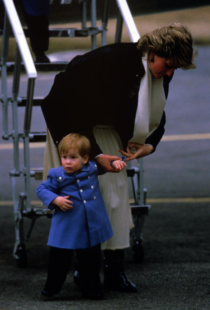 La Princesa Diana tomando a Harry de la mano en el aeropuerto Aberdeen | Imagen tomada de: Getty Images