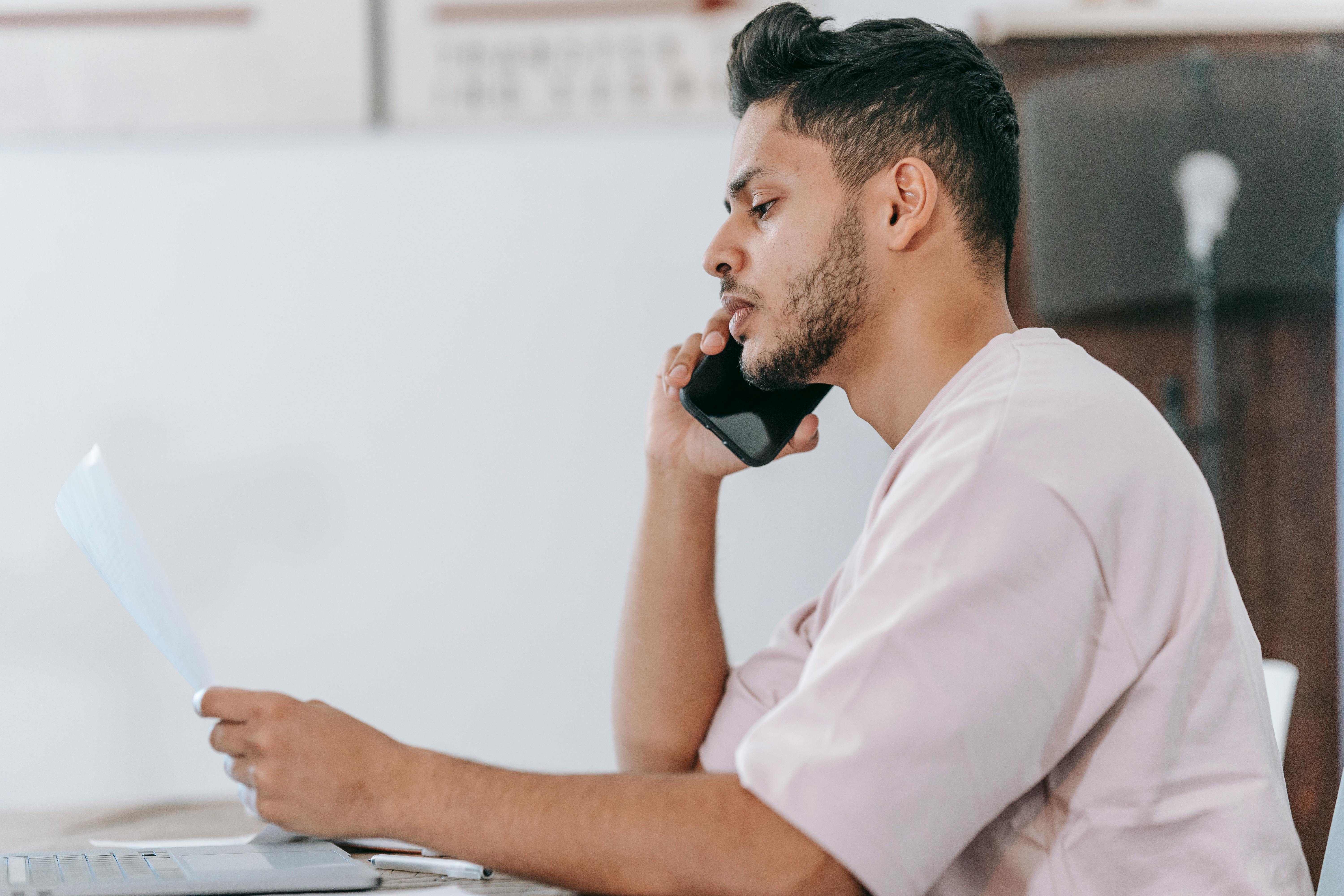 Un joven al teléfono | Fuente: Pexels