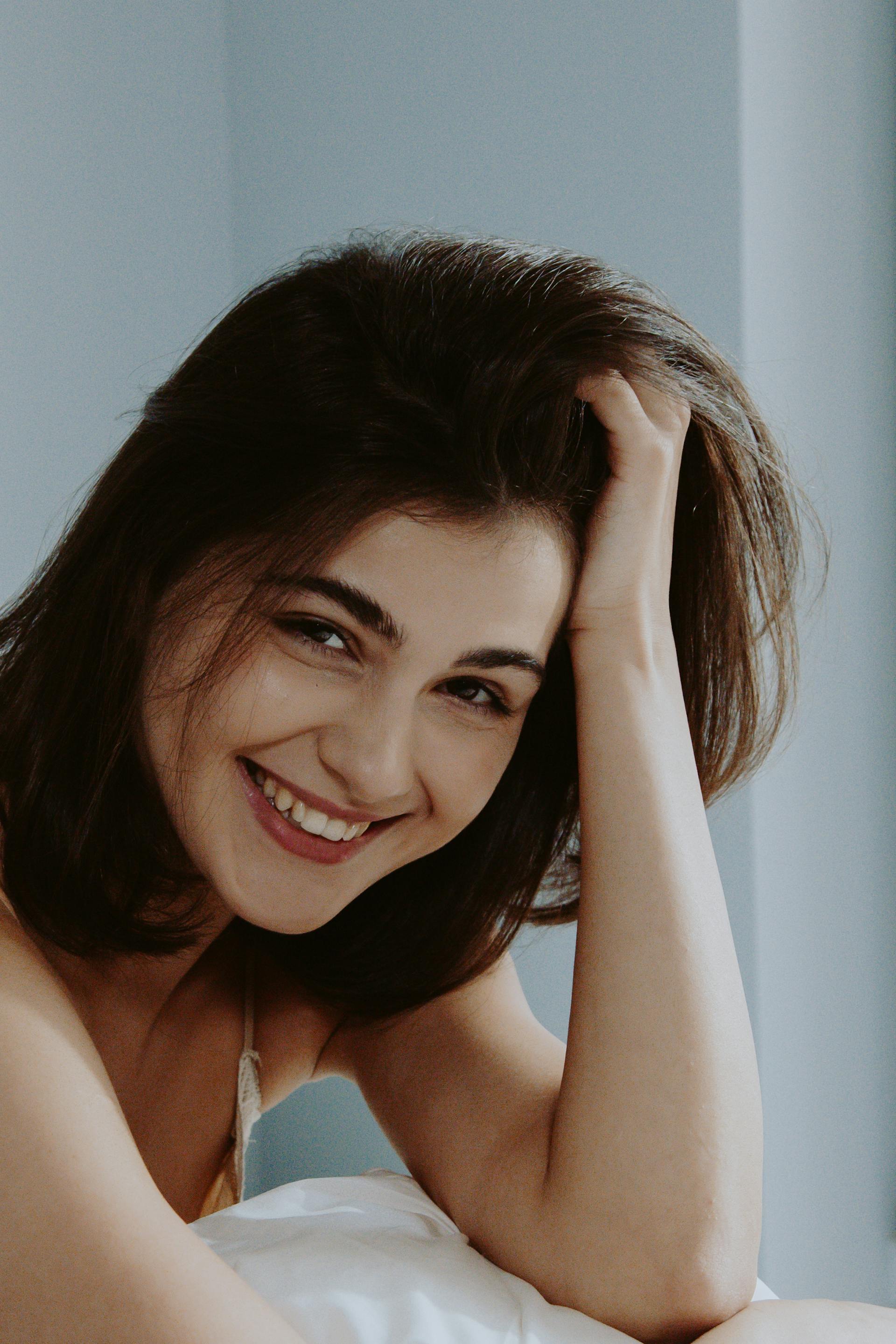 Una mujer sonriendo a alguien | Fuente: Pexels