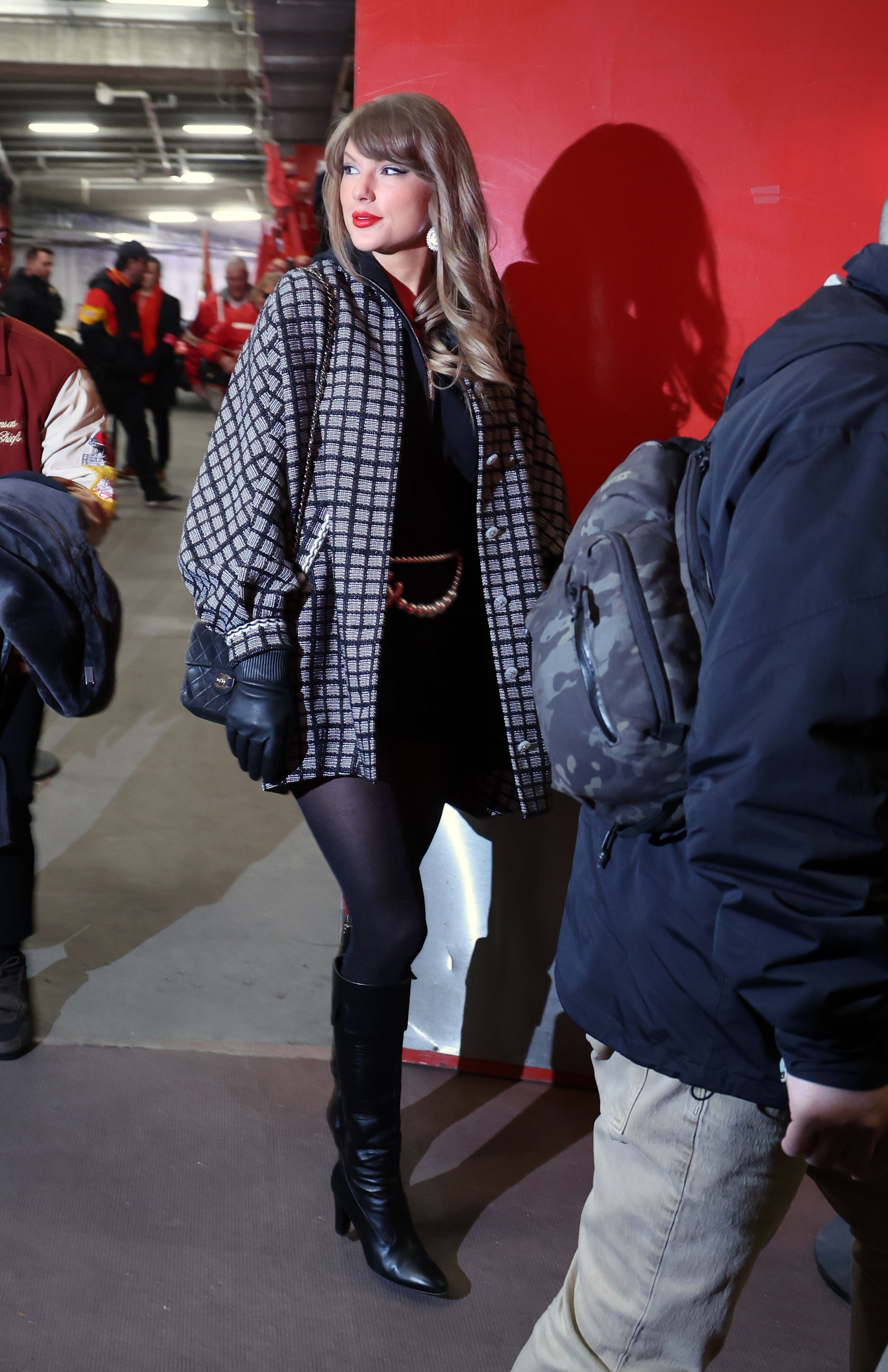 Taylor Swift parece feliz mientras llega para ver el partido de los playoffs divisionales de la AFC entre los Houston Texans y los Kansas City Chiefs el 18 de enero de 2025, en Kansas City, Missouri | Fuente: Getty Images