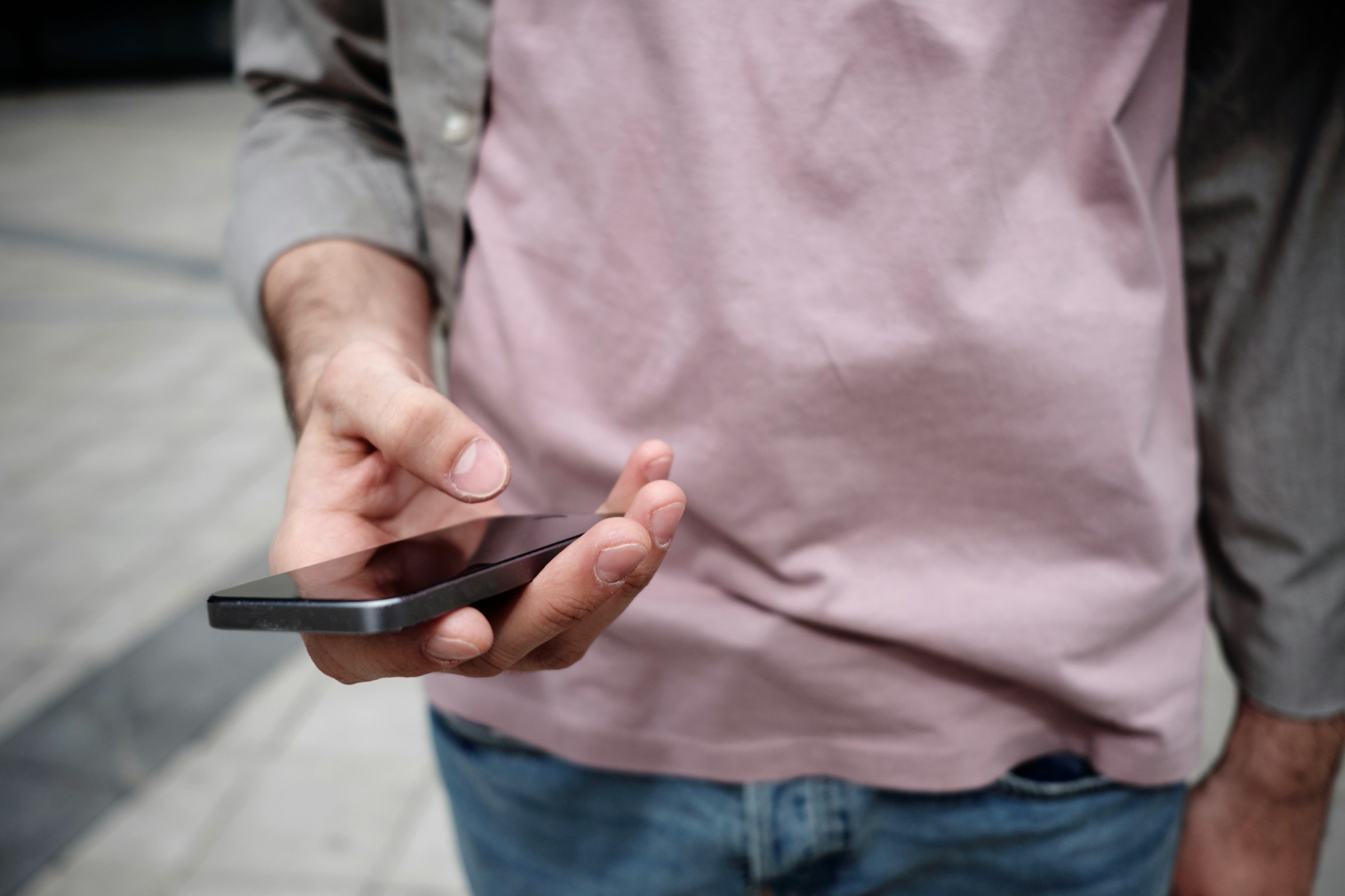 Primer plano de un hombre sujetando un teléfono | Fuente: Unsplash