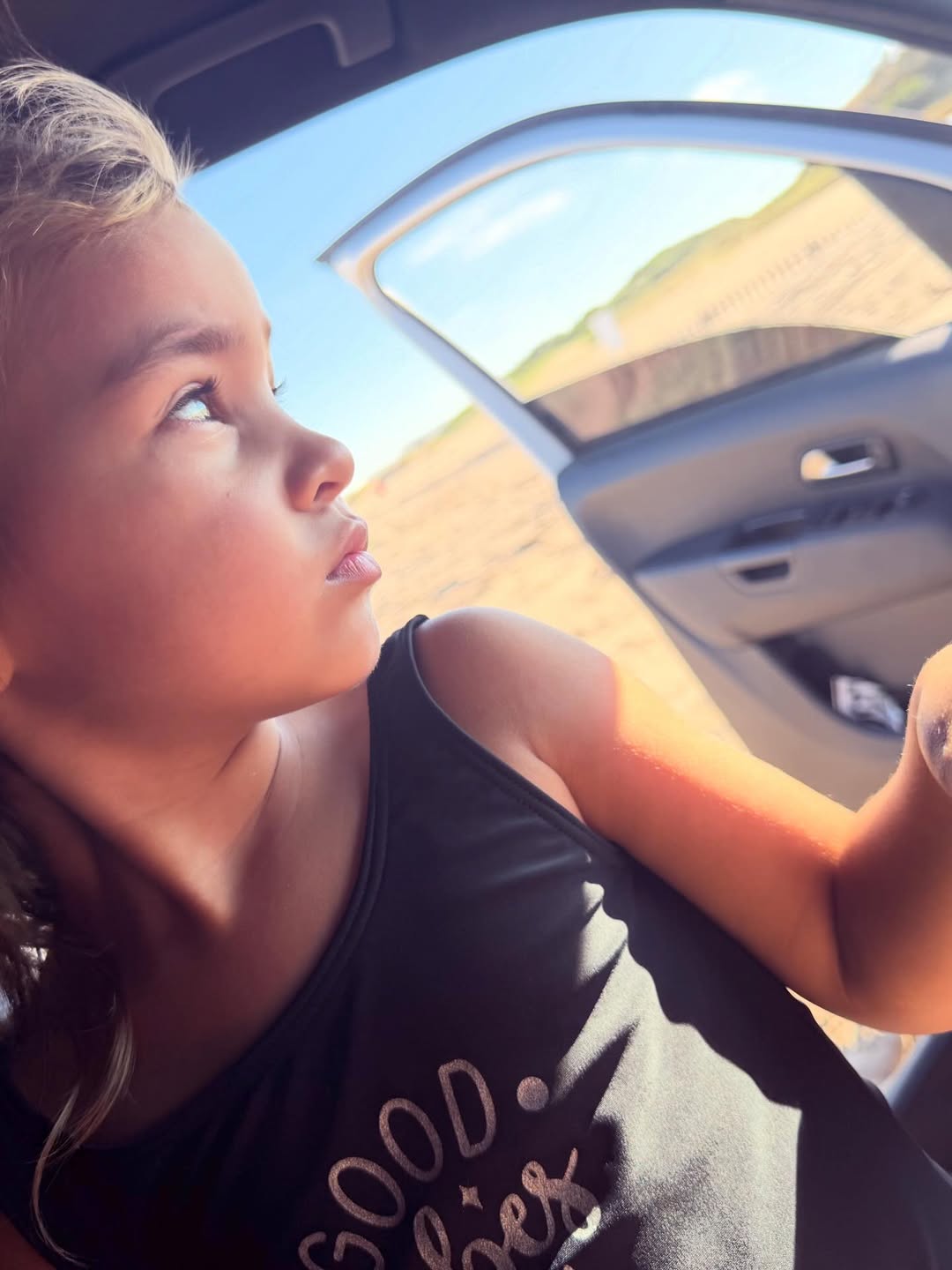 Jamaica, hija de Tamara Báez, disfrutando de un día de relajación en la playa | Fuente: Instagram/tamibaez222