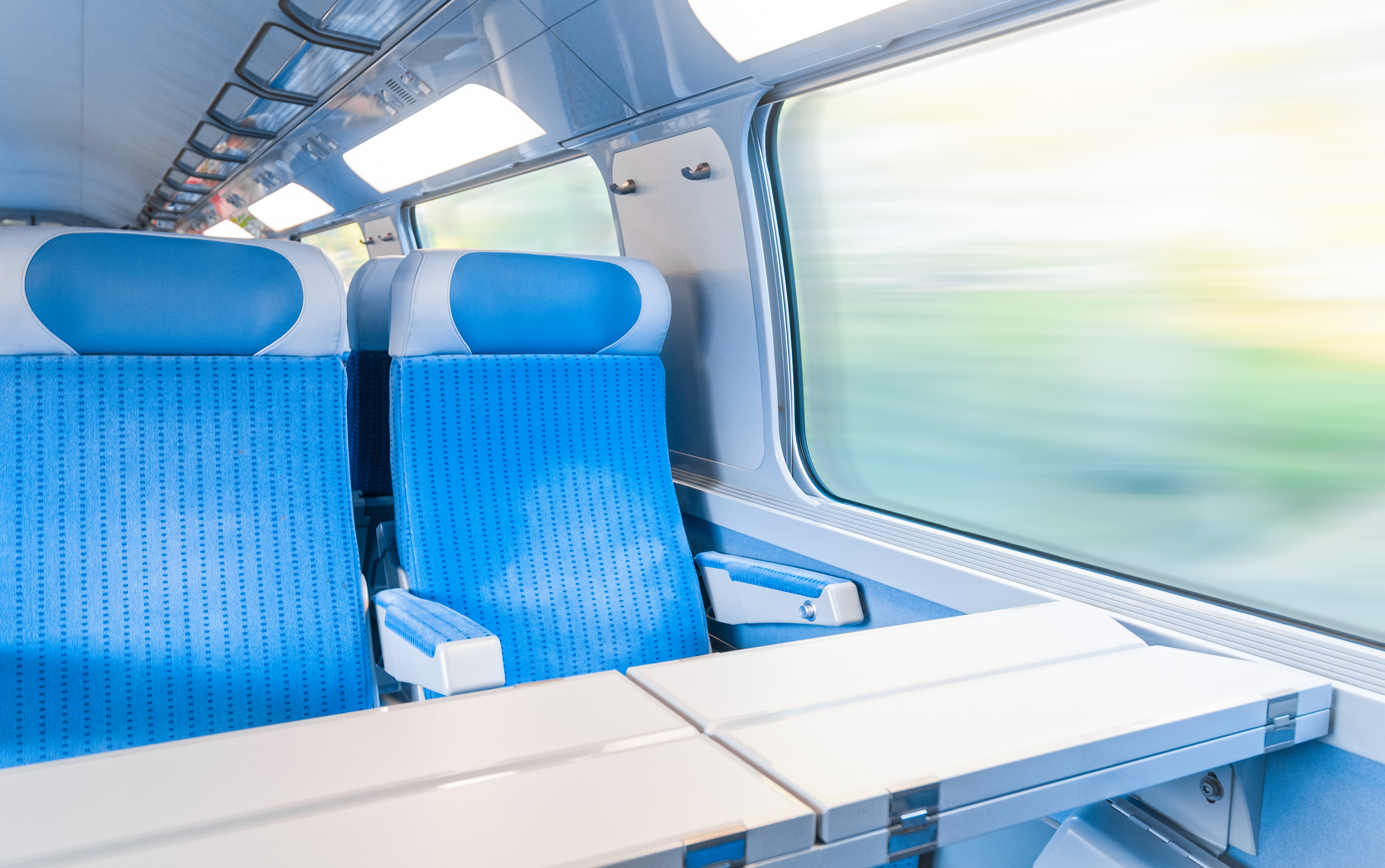 Asientos con mesa en un tren | Foto: Shutterstock