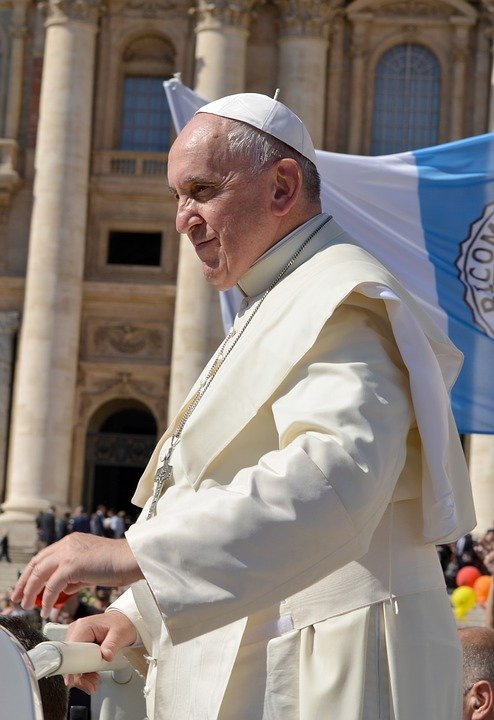 Papa Francisco asomado en una plaza. | Foto: Pixabay