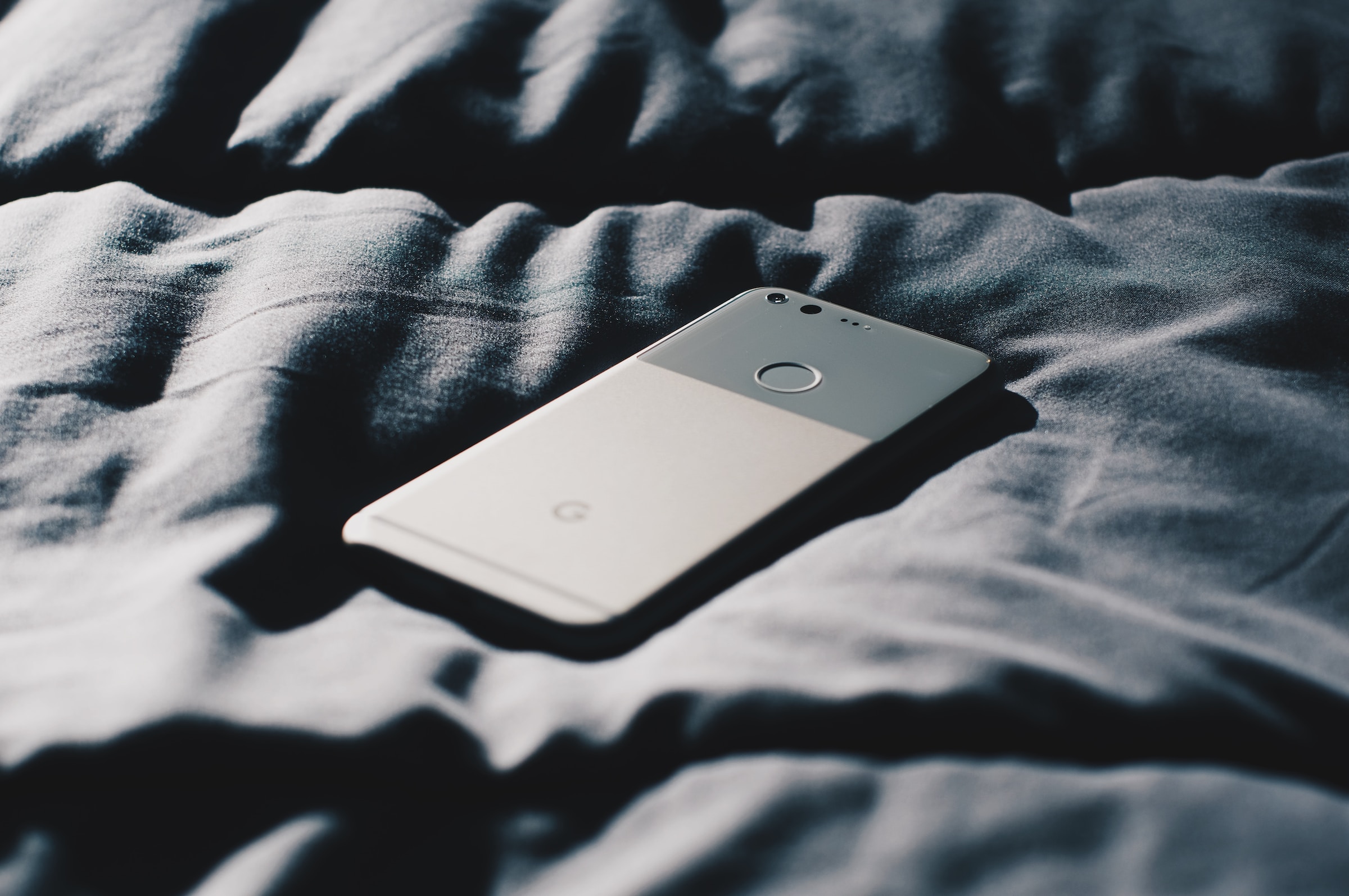 Teléfono en la cama | Foto: Pexels