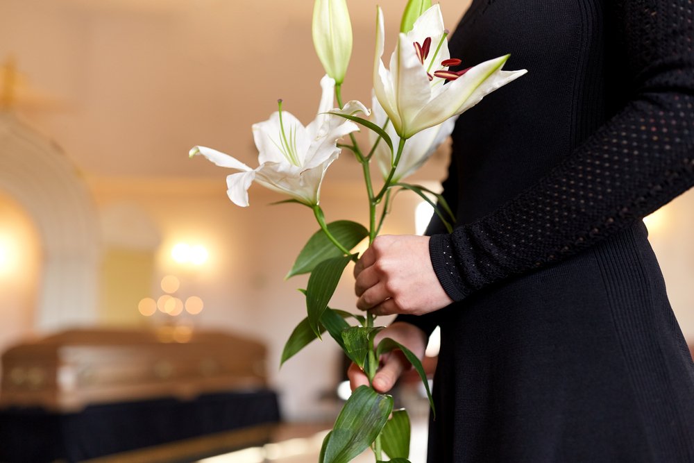 Mujer con flores blancas en las manos. | Foto: Shutterstock.
