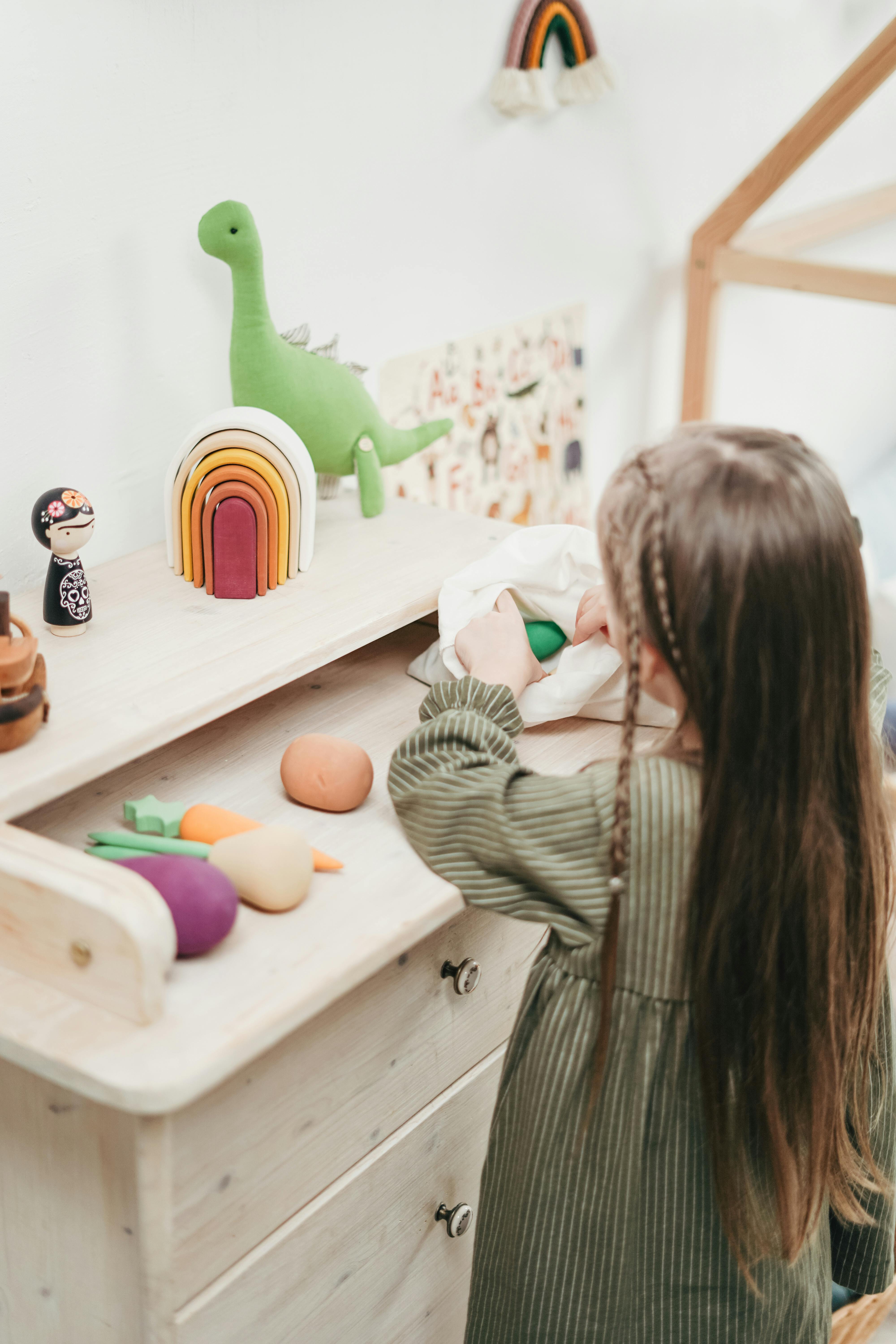 Niña jugando en su habitación | Fuente: Pexels