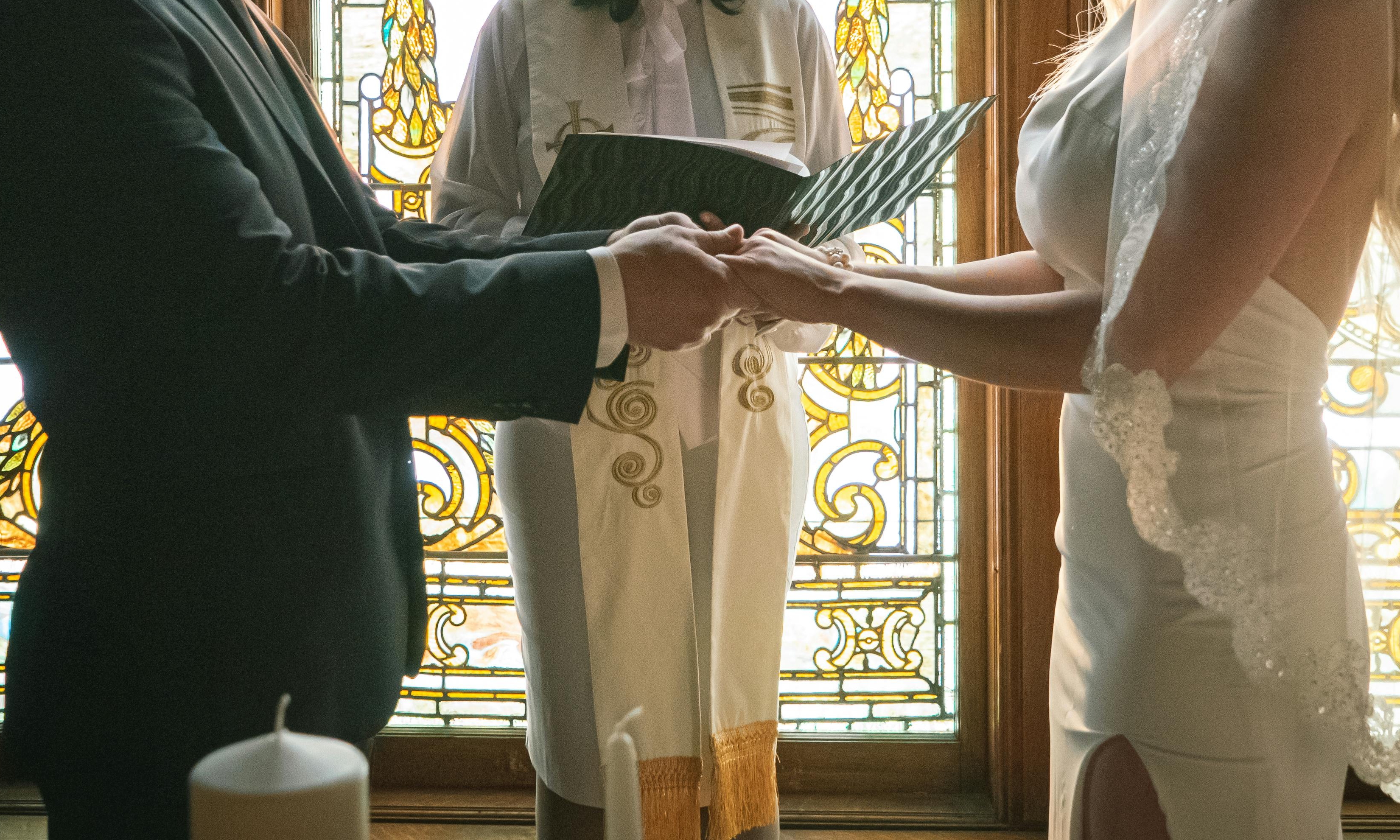 Kaia y su futuro marido se dan la mano en el altar | Fuente: Pexels