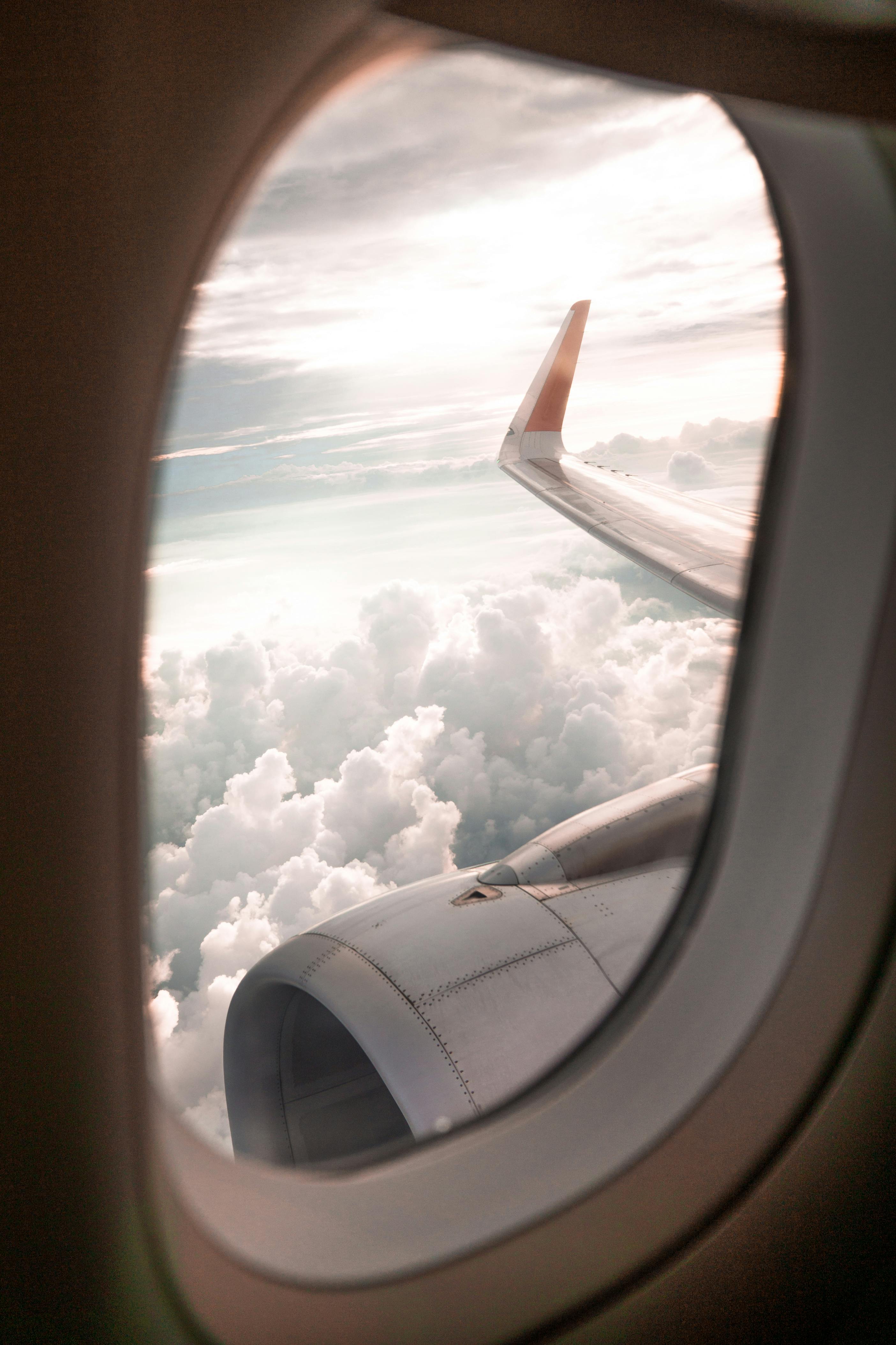 Vista de las nubes desde la ventanilla de un avión | Fuente: Pexels