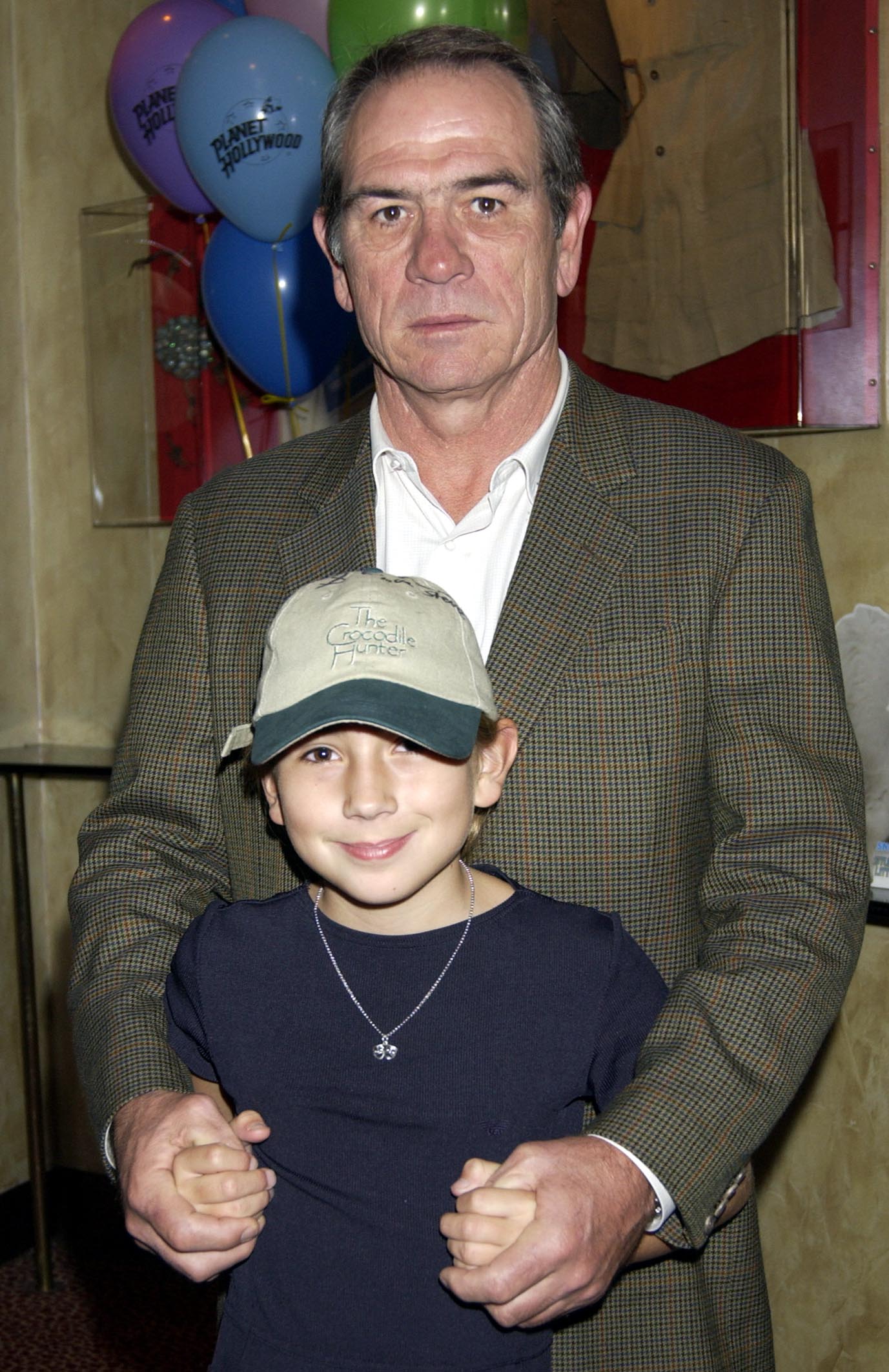 Tommy Lee Jones y Victoria Jones en una proyección de "Stuart Little 2" el 14 de julio de 2002, en Londres, Inglaterra. | Fuente: Getty Images