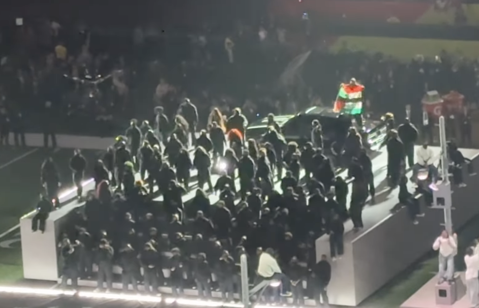 Se ve a un miembro del elenco de campo de 400 miembros izando una bandera en medio de la actuación de Kendrick Lamar, fechada el 10 de febrero de 2025 | Fuente: Instagram/ jessekirschnbc