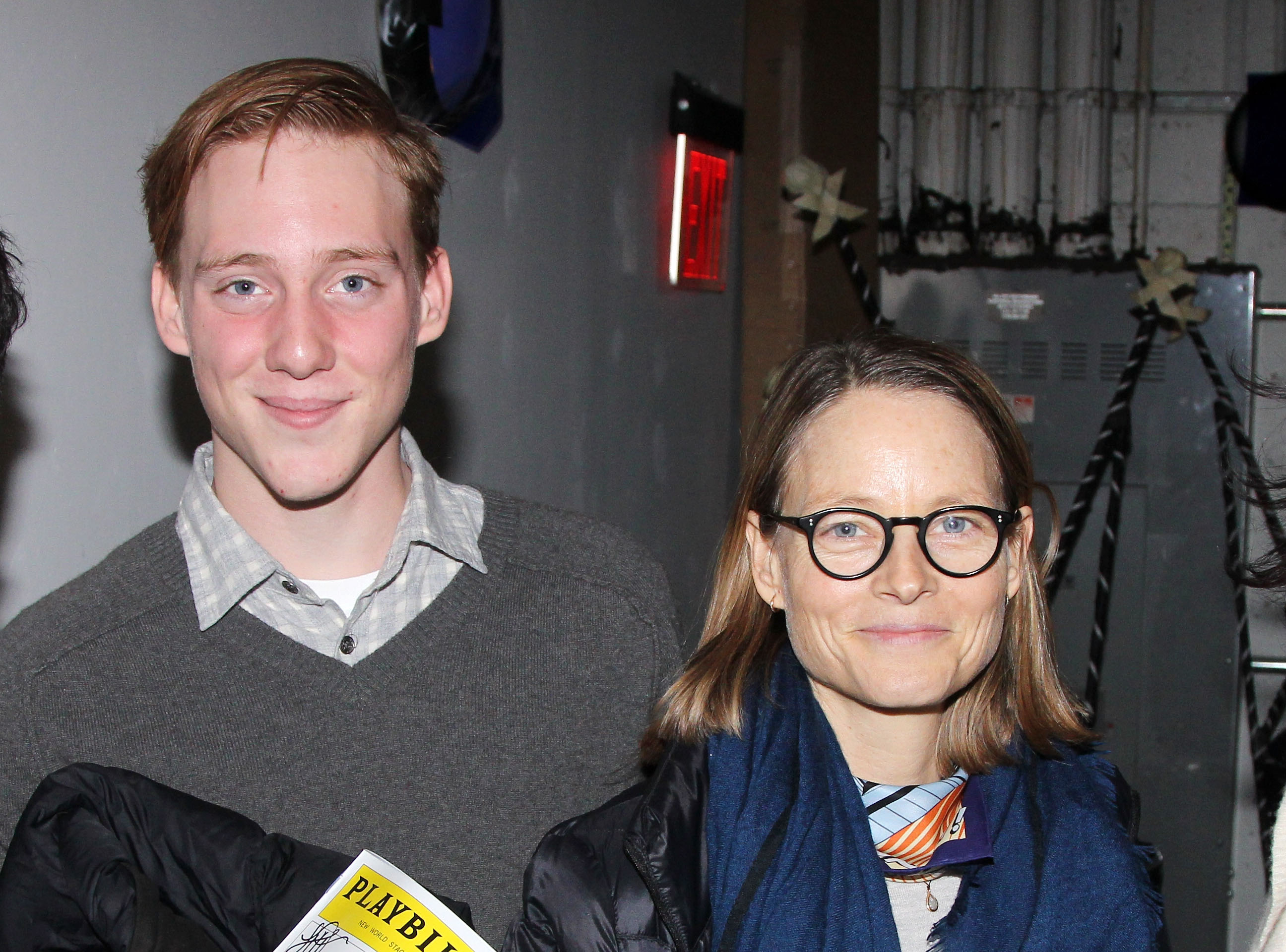 Charlie Foster y su madre Jodie Foster posan entre bastidores en "Nevermore: The Imaginary Life and Mysterious Death of Edgar Allan Poe" el 15 de febrero de 2015 en Nueva York | Fuente: Getty Images