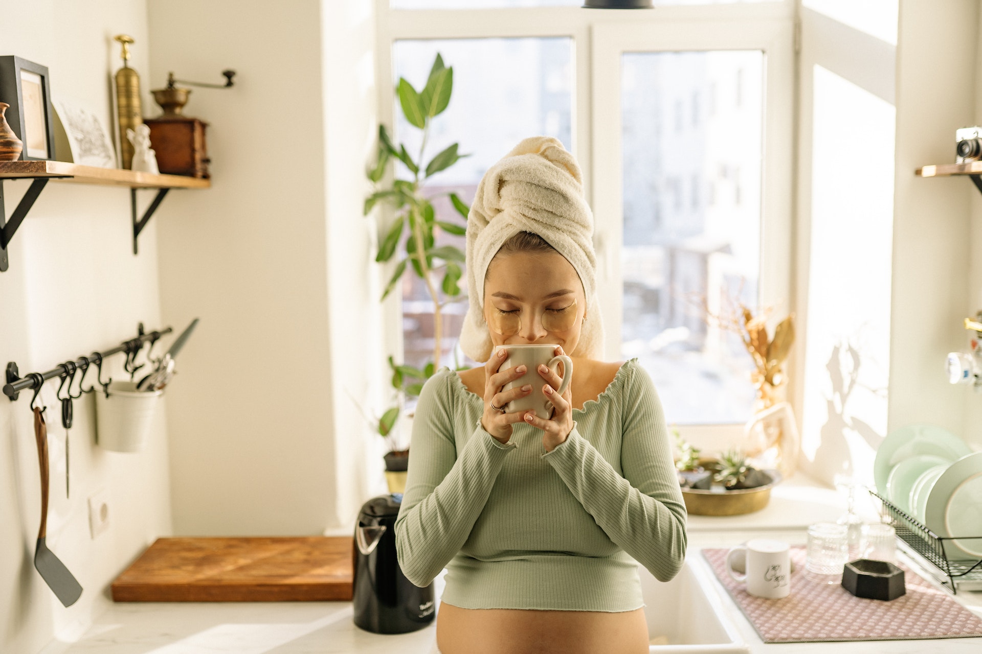 Una mujer embarazada oliendo una taza. | Foto: Pexels