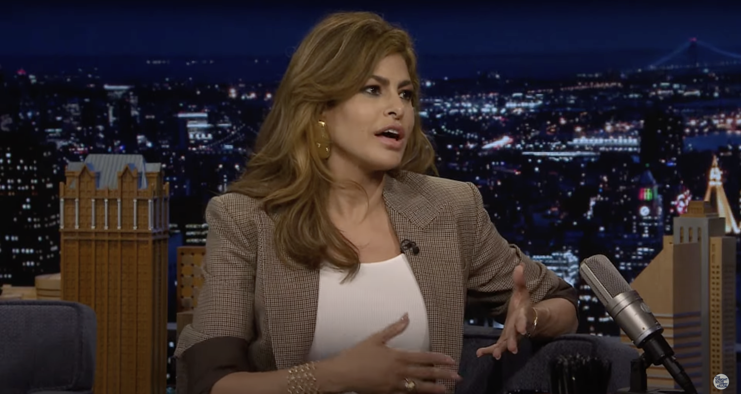 Eva Mendes en "The Tonight Show Starring Jimmy Fallon", promocionando su nuevo libro infantil, de un vídeo de YouTube, fechado el 19 de septiembre de 2024 | Fuente: Youtube/@fallontonight