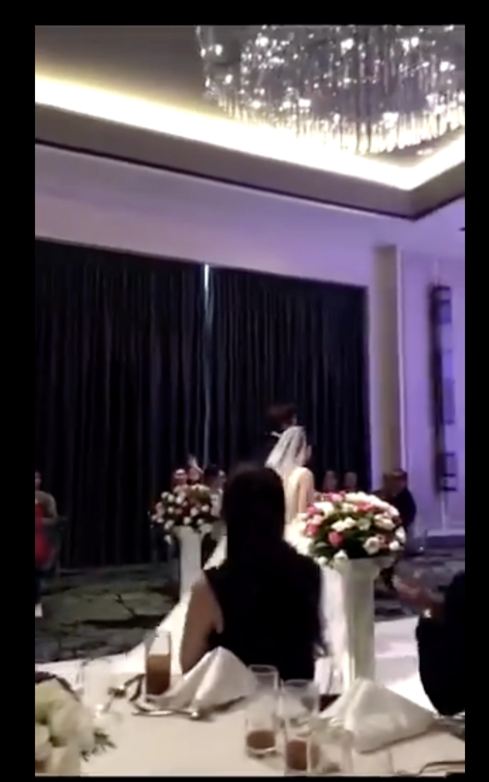 La pareja china aparece caminando hacia el escenario. | Foto: twitter.com/TuanConCom1