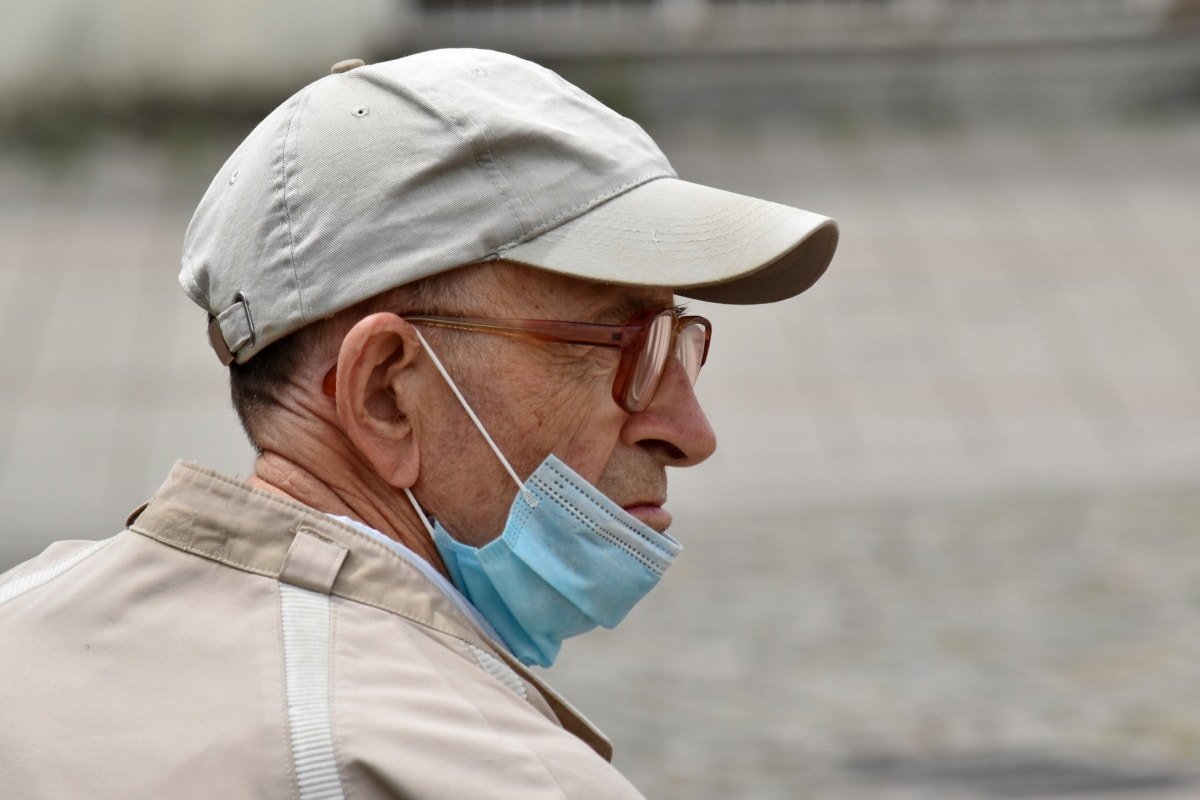 Anciano usando una mascarilla de protección facial para protegerse del COVID-19. | Foto: Pixnio